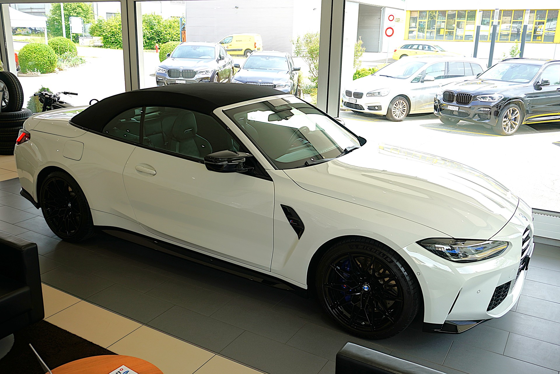 BMW M4 Cabrio Competition M xDrive-showroom-element-2