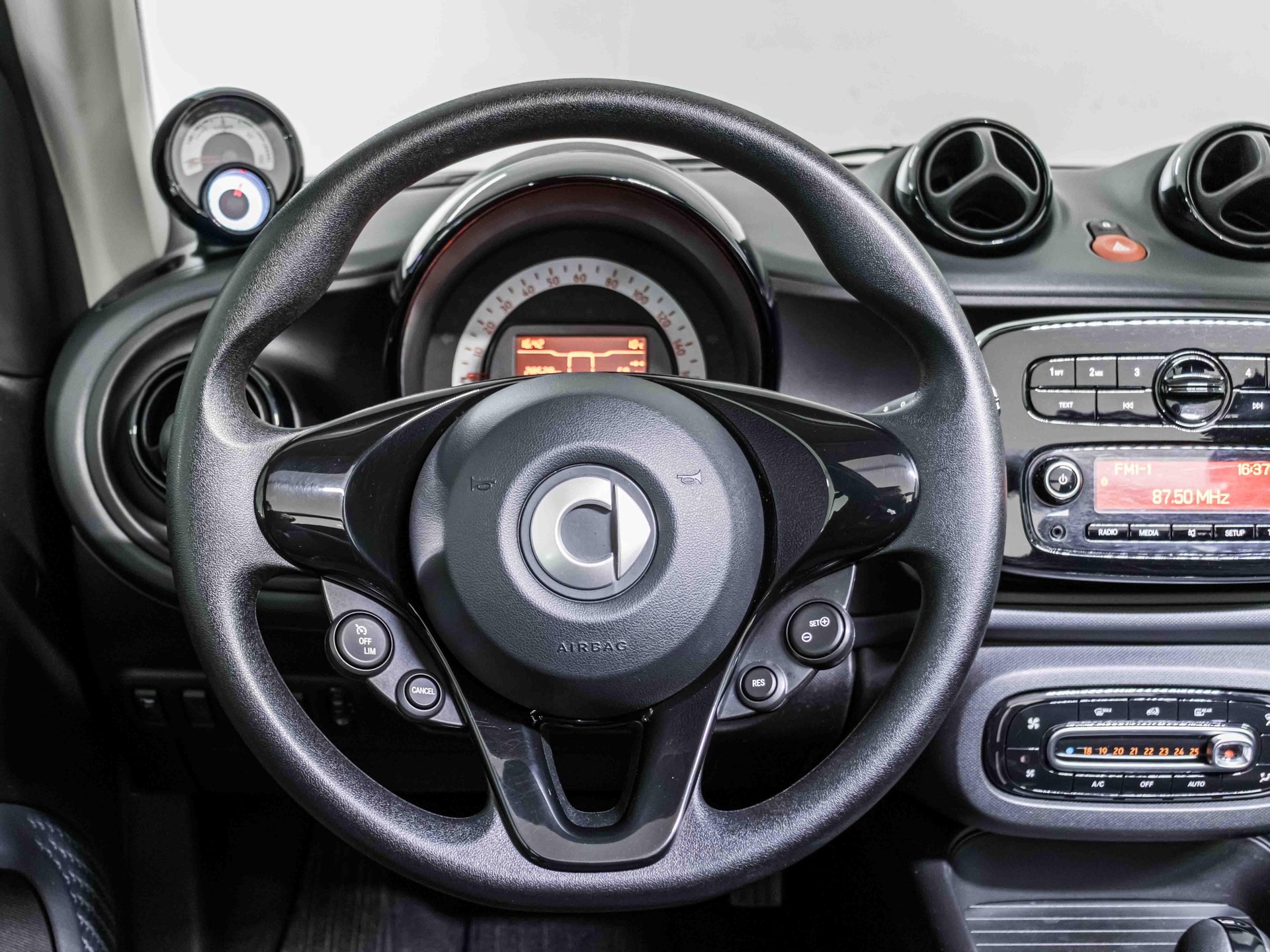 SMART EQ fortwo cabriolet-image-8