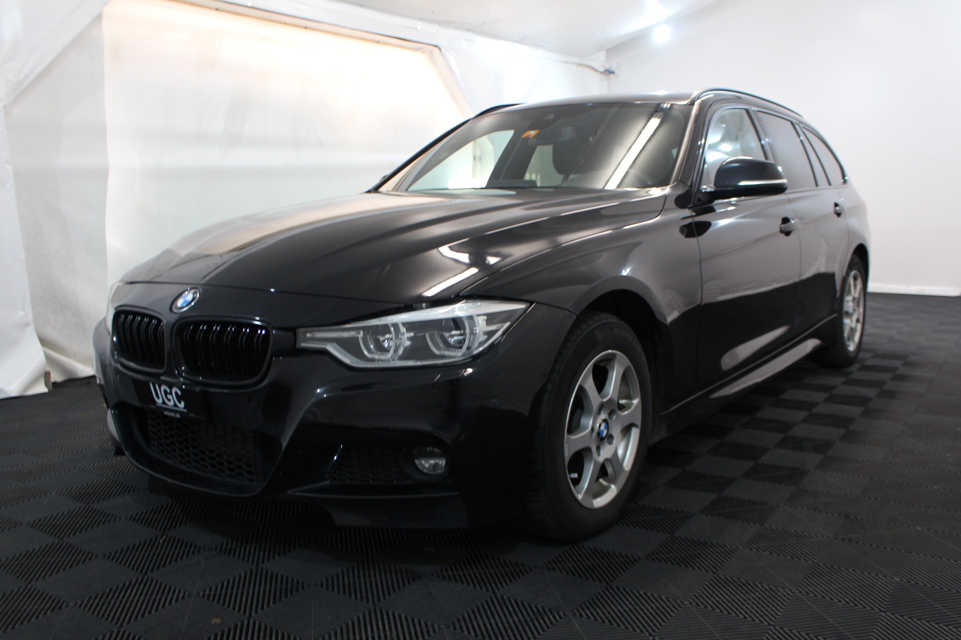 BMW 320d xDrive SAG Touring-showroom-element-2