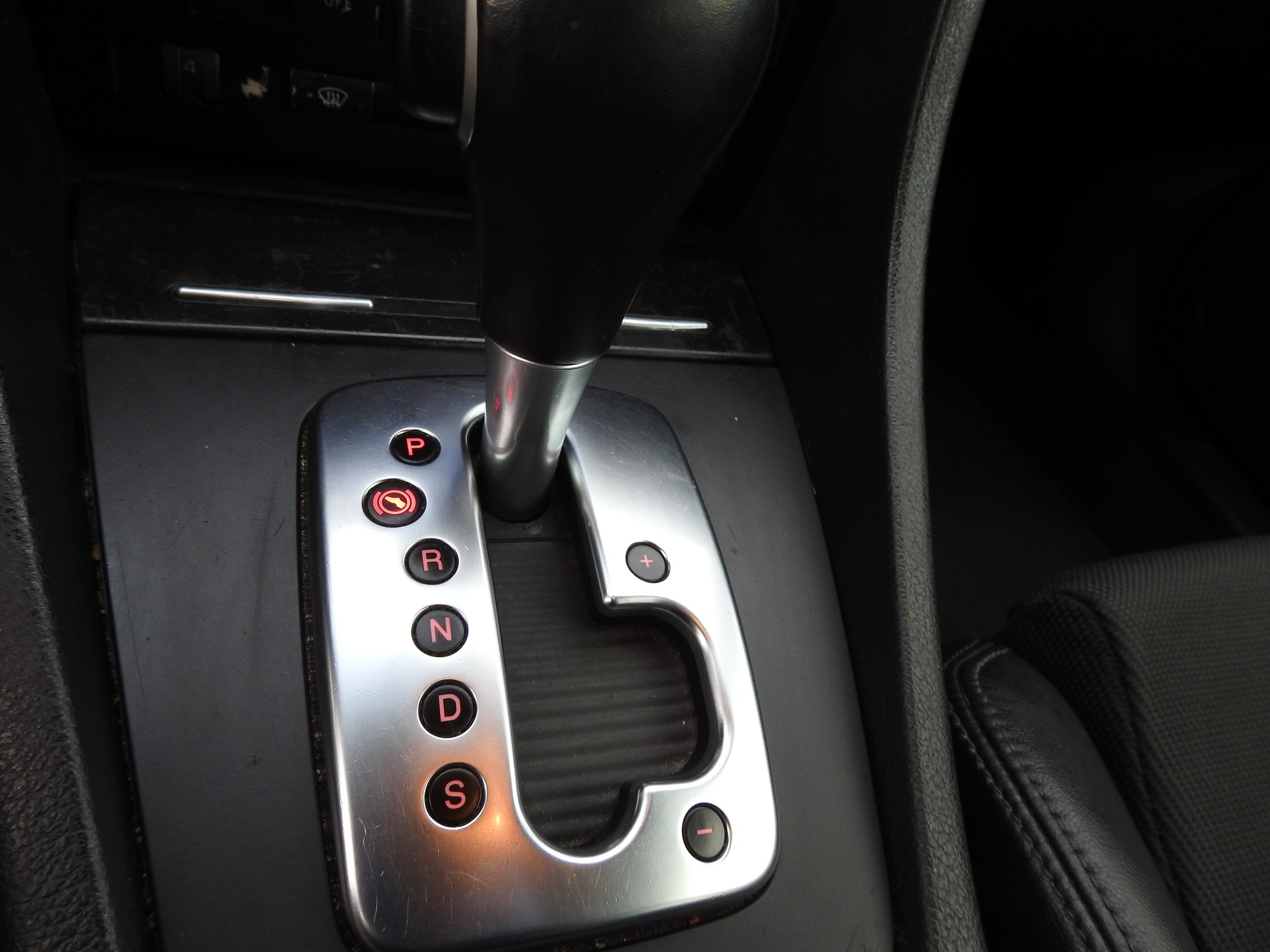 AUDI A4 Avant 3.0 V6 TDI quattro S-Line-image-19