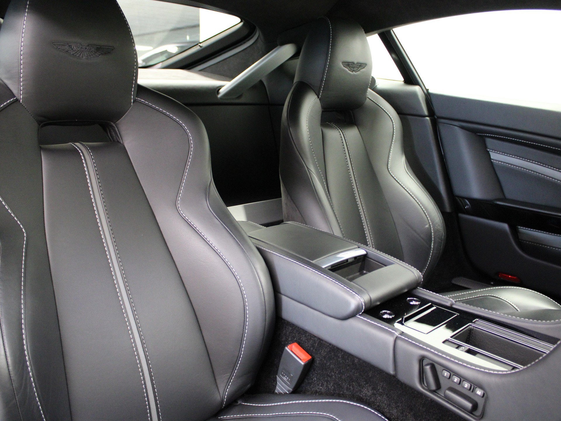 ASTON MARTIN V12 Vantage 5.9 S Sportshift-image-7