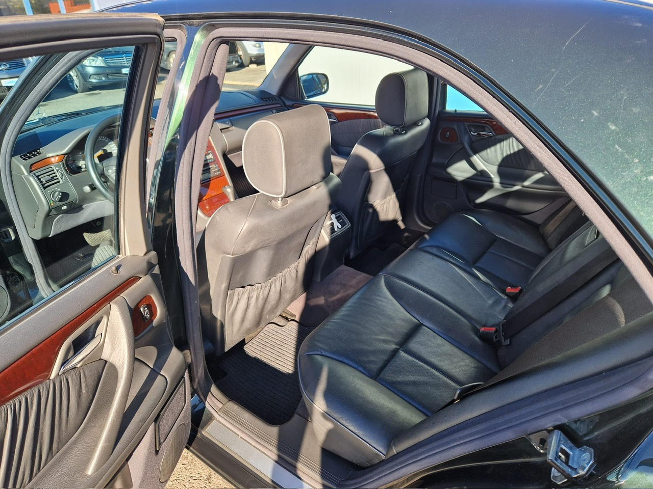 MERCEDES-BENZ E 280 Avantgarde 4-Matic Automatic-image-10