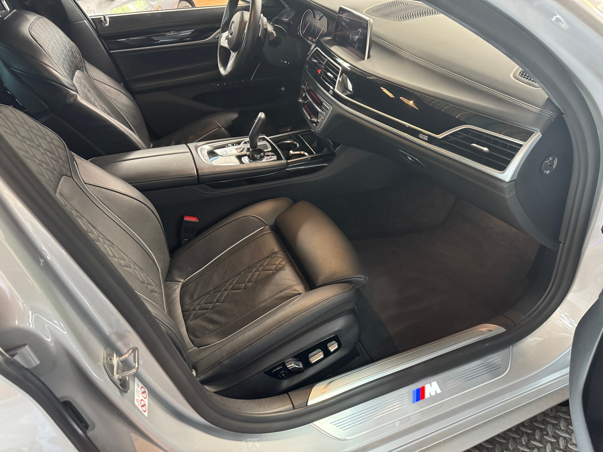 BMW 750d xDrive Steptronic-showroom-element-2