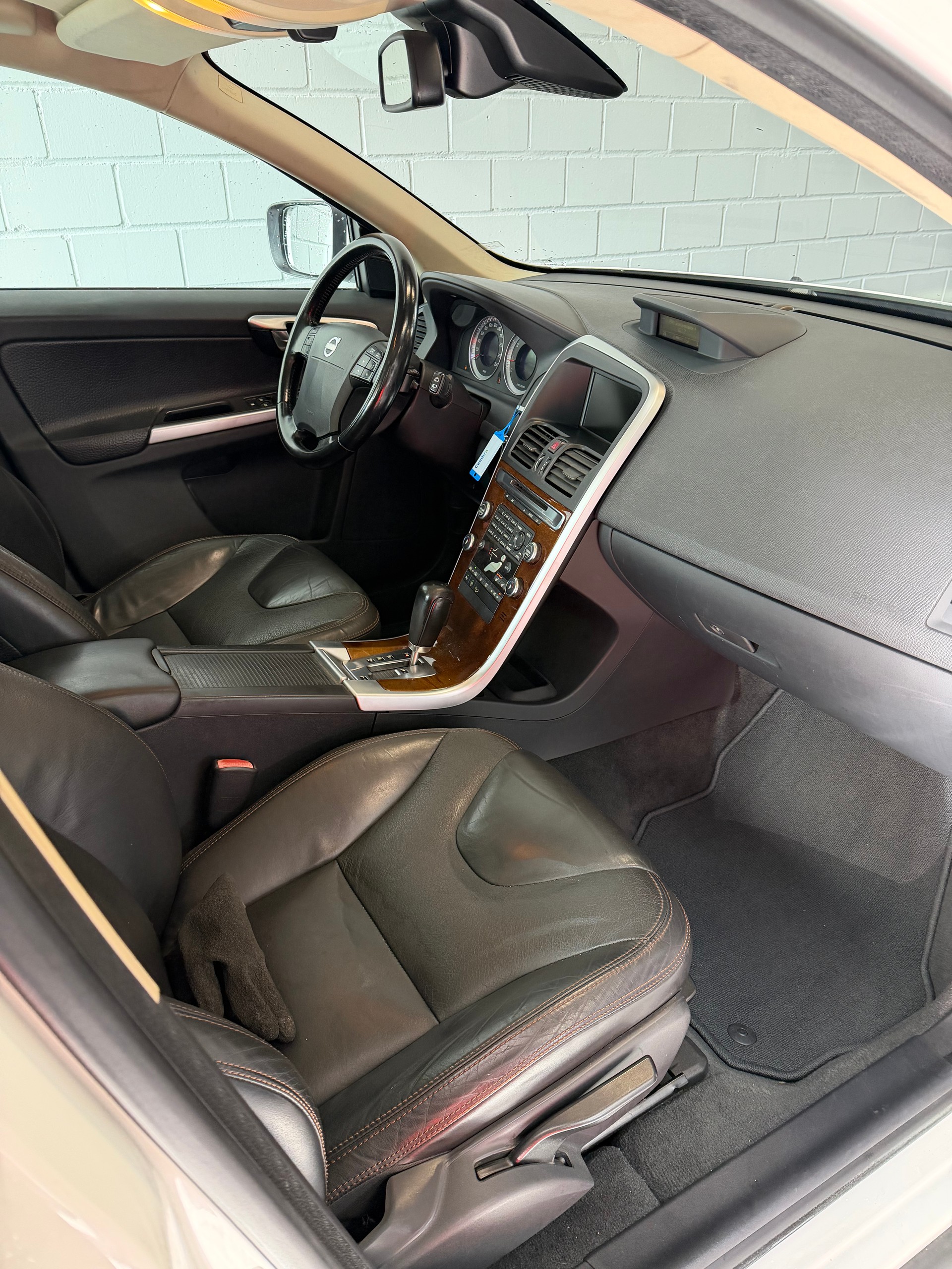 VOLVO XC60 T6 AWD Momentum Geartronic-image-9