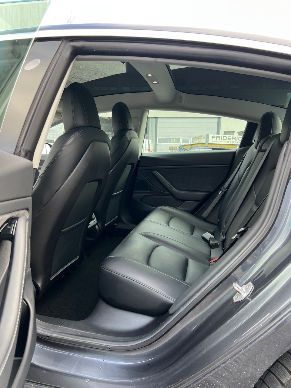 TESLA Model 3-image-13
