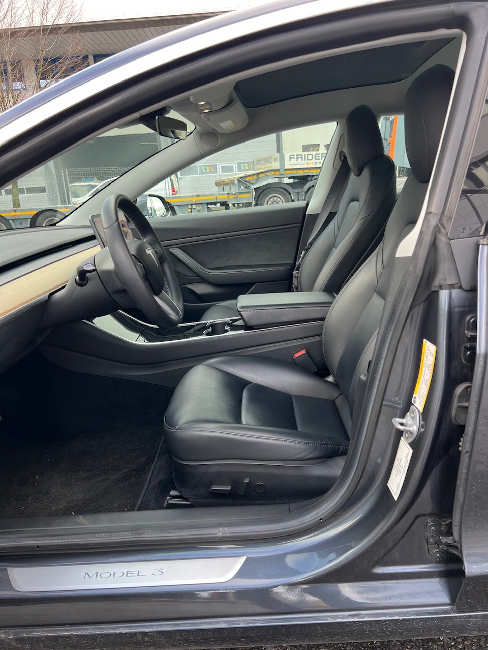 TESLA Model 3-image-8