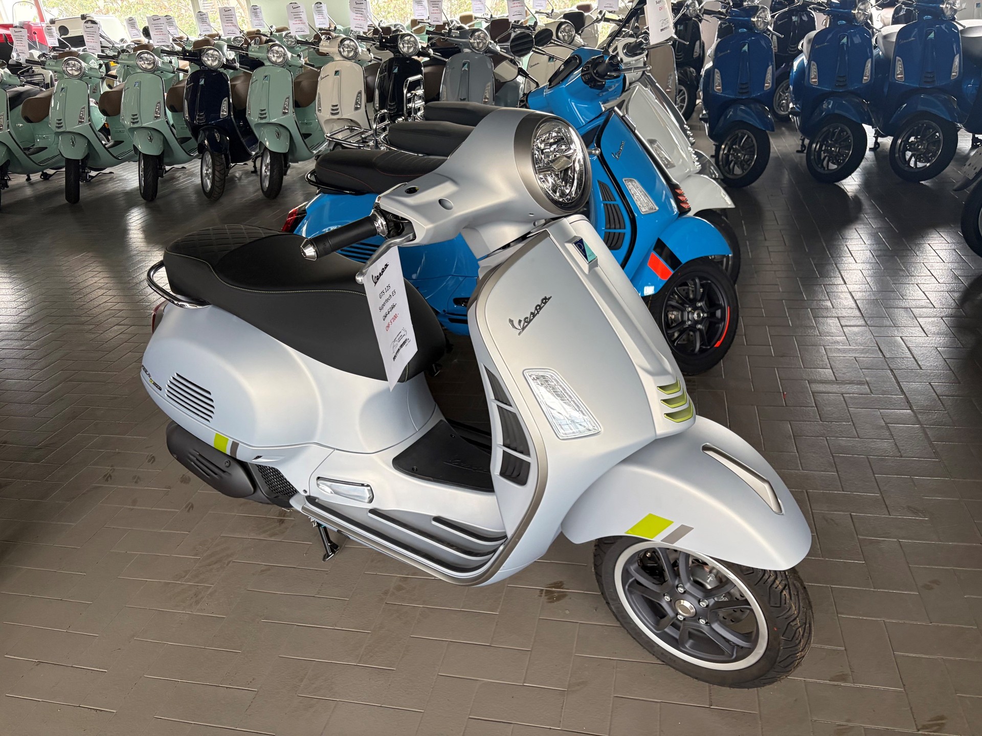 PIAGGIO Vespa GTS 125 Super Tech ABS-image-4