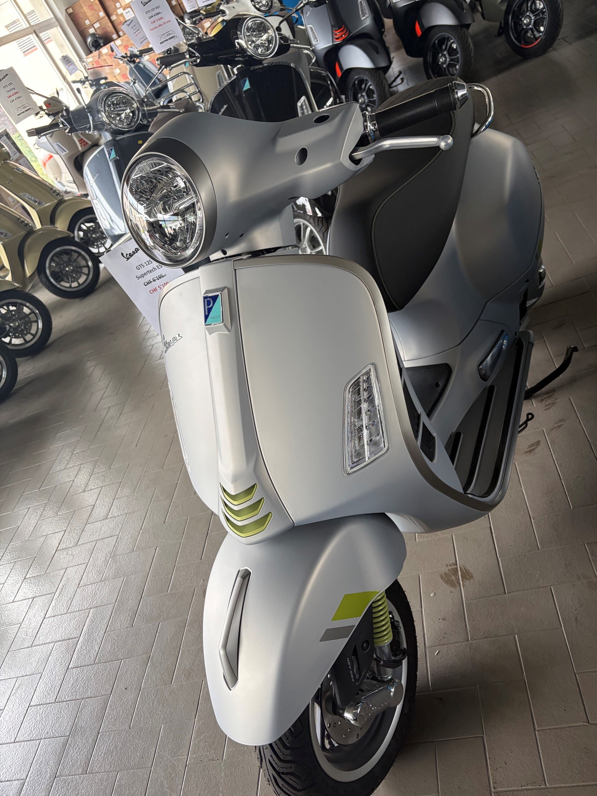 PIAGGIO Vespa GTS 125 Super Tech ABS-image-1