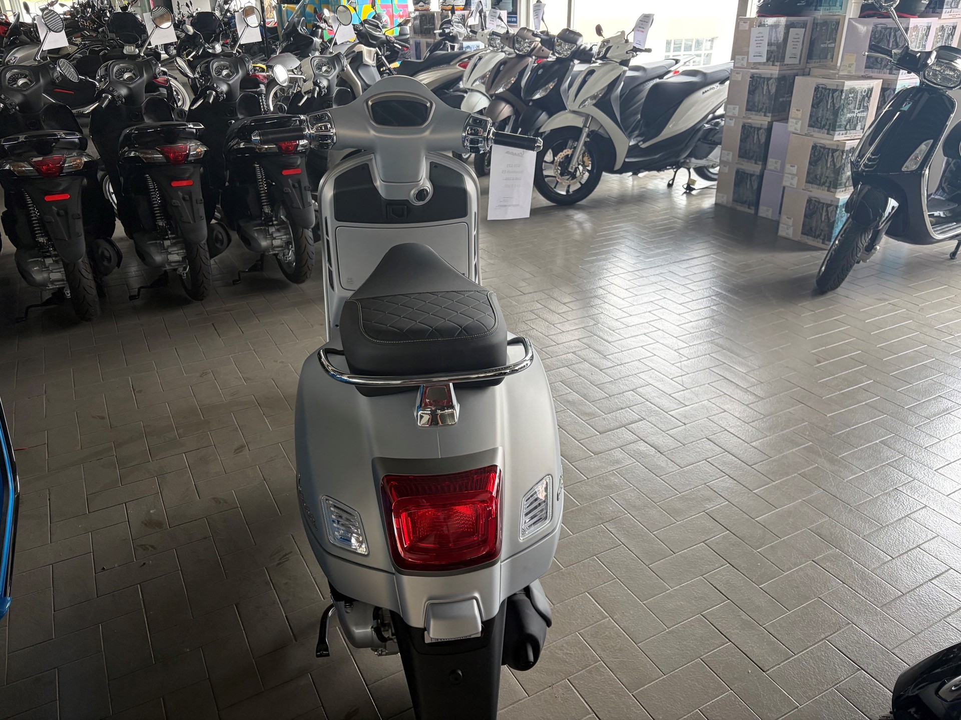 PIAGGIO Vespa GTS 125 Super Tech ABS-image-3