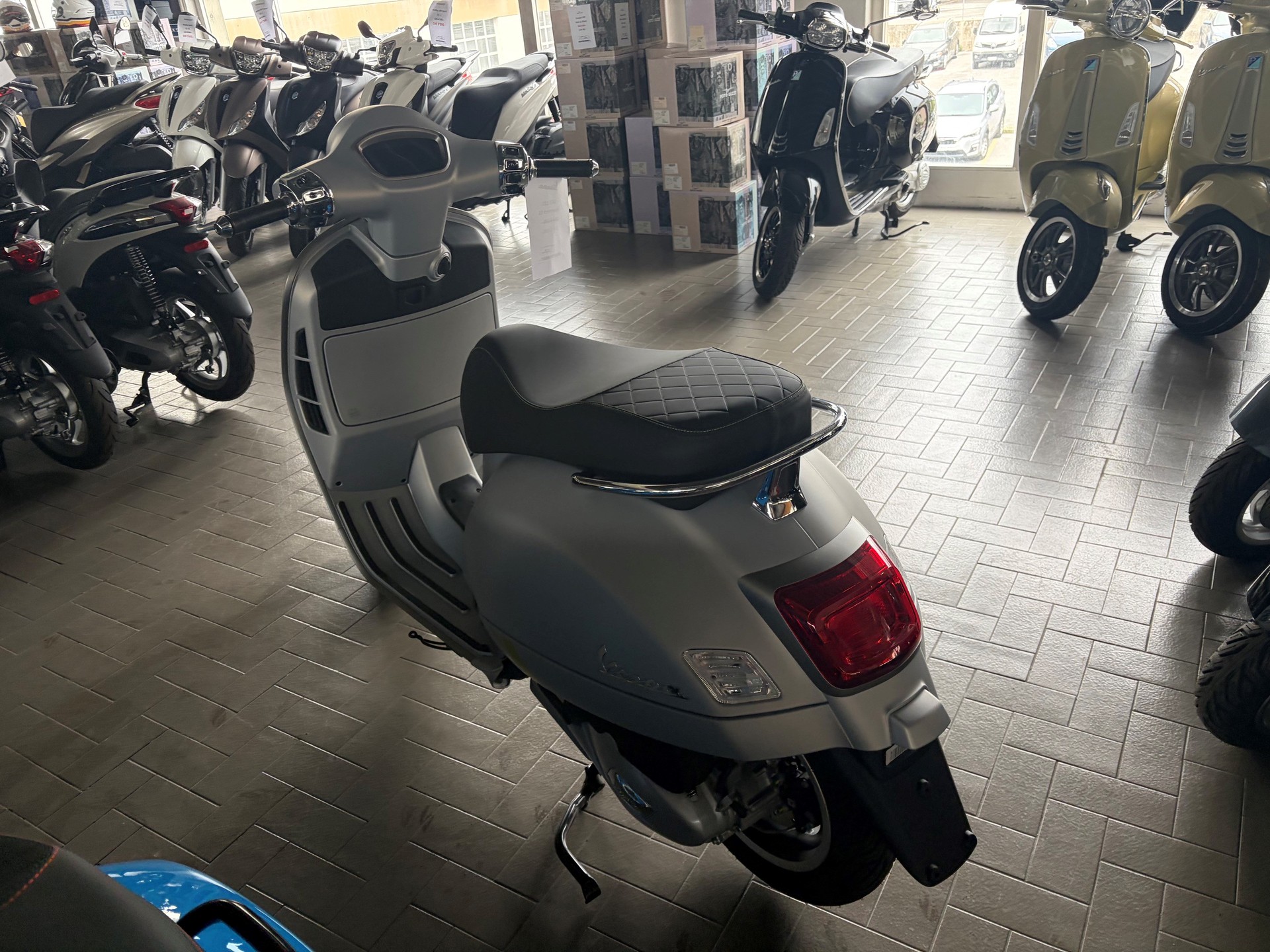 PIAGGIO Vespa GTS 125 Super Tech ABS-image-2