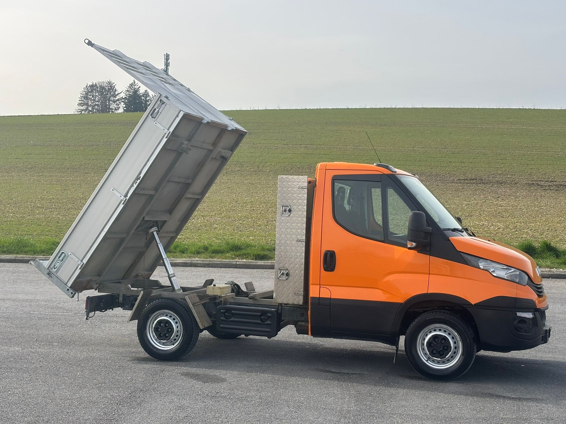 IVECO 35 S 12 A8 pont basculant vertical
