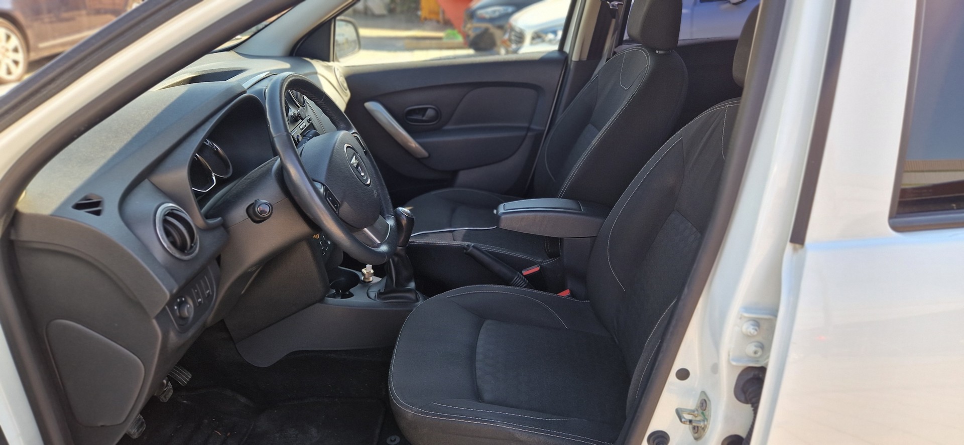 DACIA Sandero 1.5 dCi Lauréate-image-5
