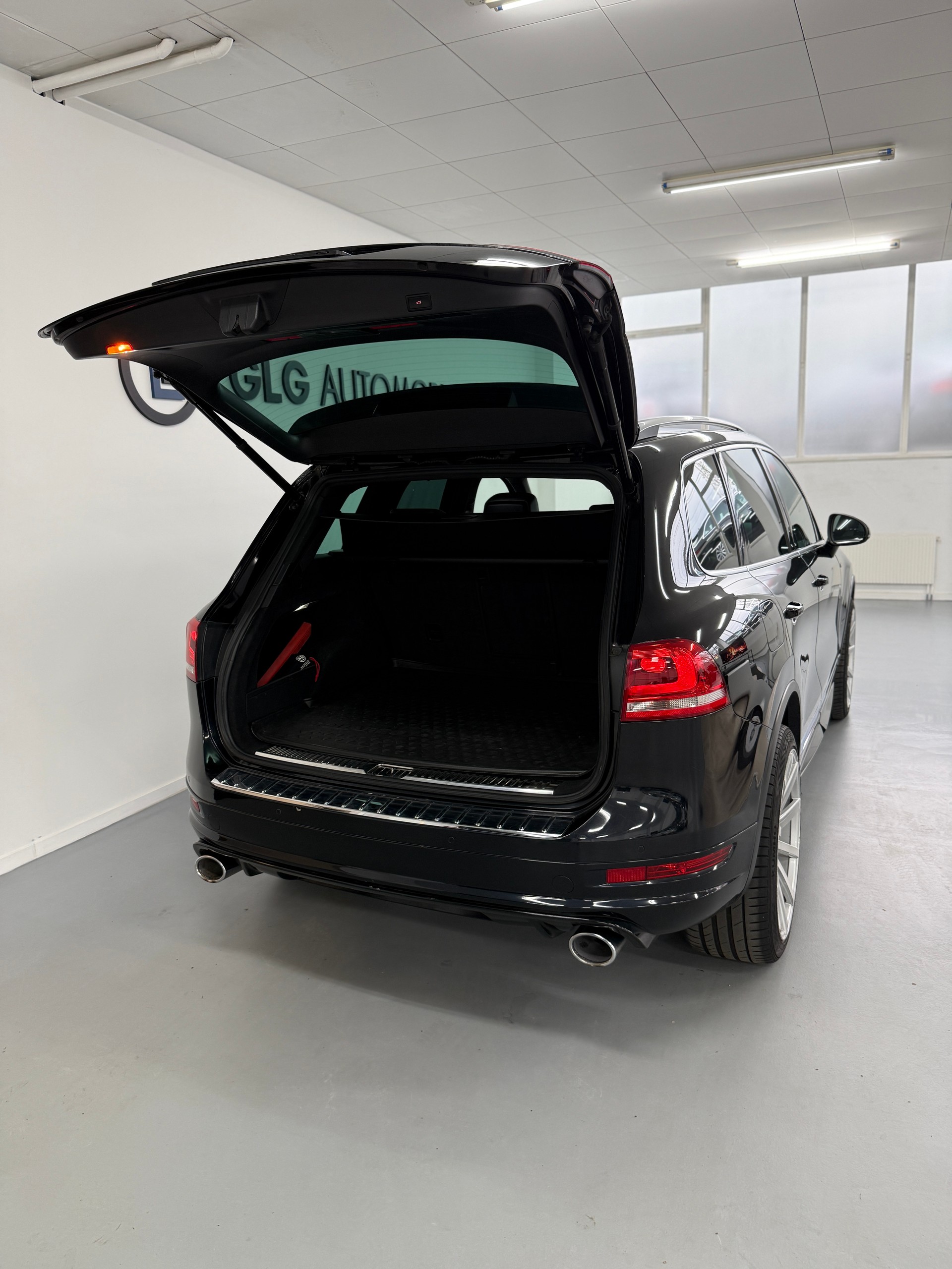 VW Touareg 3.0 TDI R-Line BlueMotion Technology Tiptronic-image-15