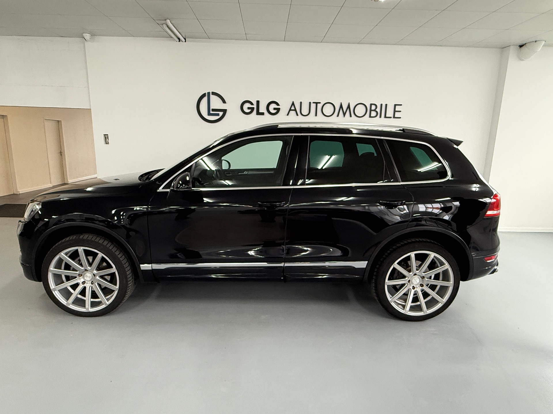 VW Touareg 3.0 TDI R-Line BlueMotion Technology Tiptronic-showroom-element-1