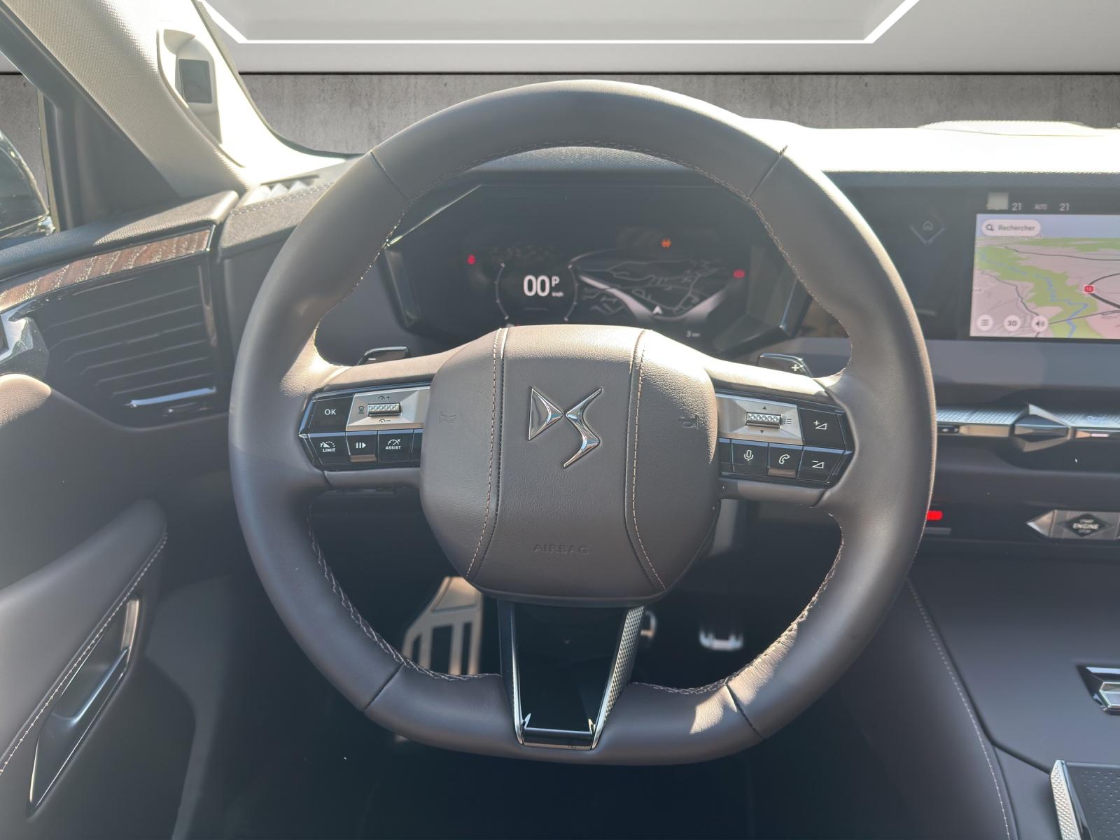 DS AUTOMOBILES No4 1.2 Hybrid 145 Étoile Nappa-image-10