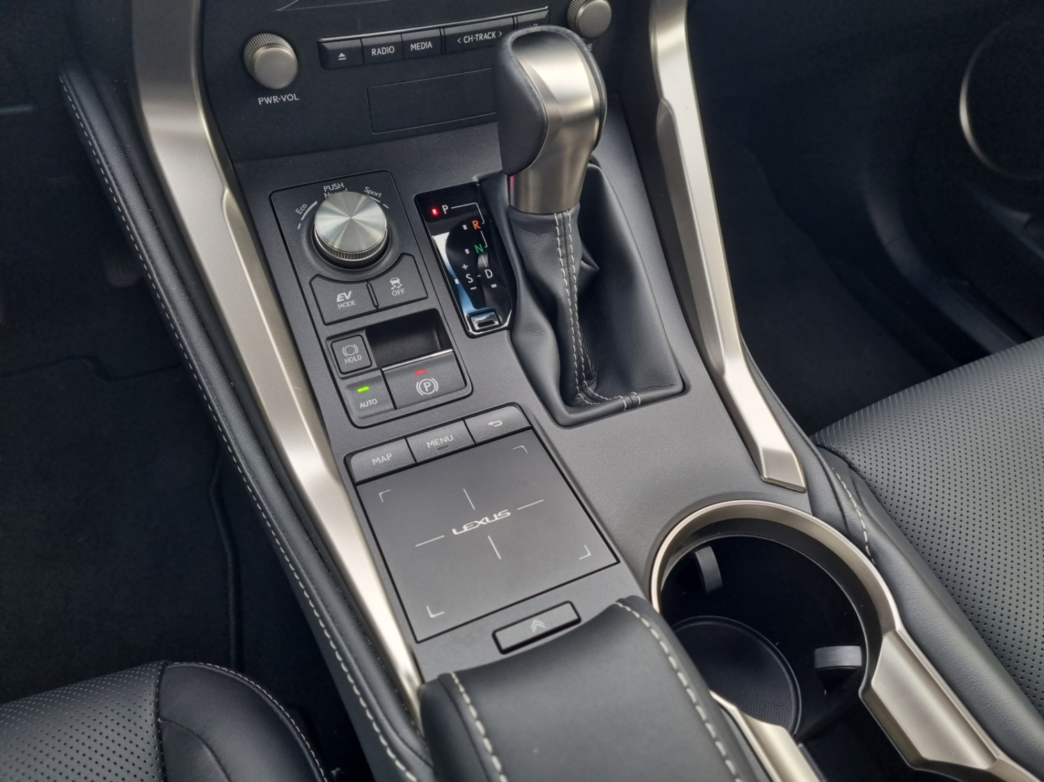 LEXUS NX 300h comfort AWD-image-12