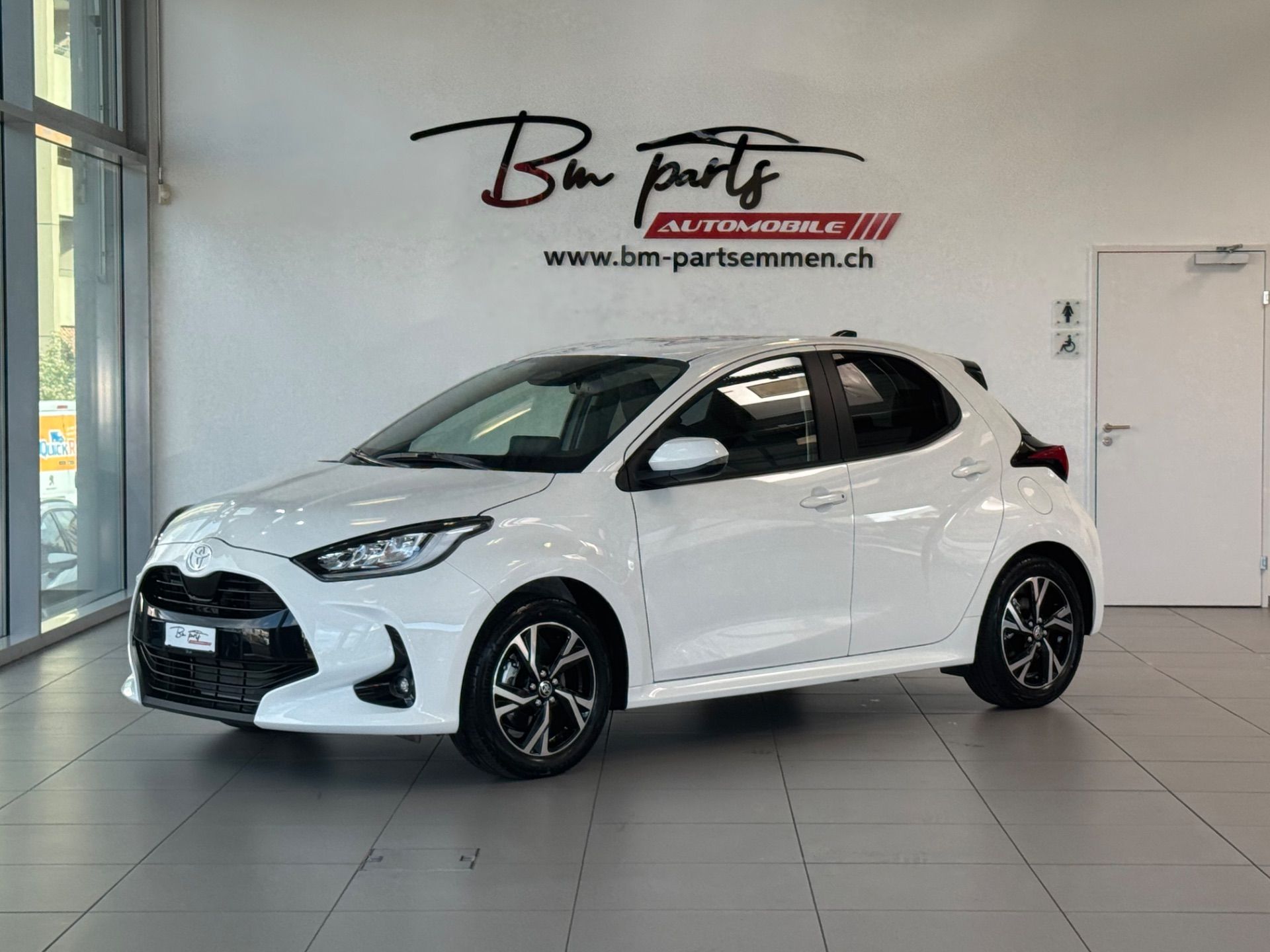 TOYOTA Yaris 1.5 Trend e-CVT-showroom-element-1
