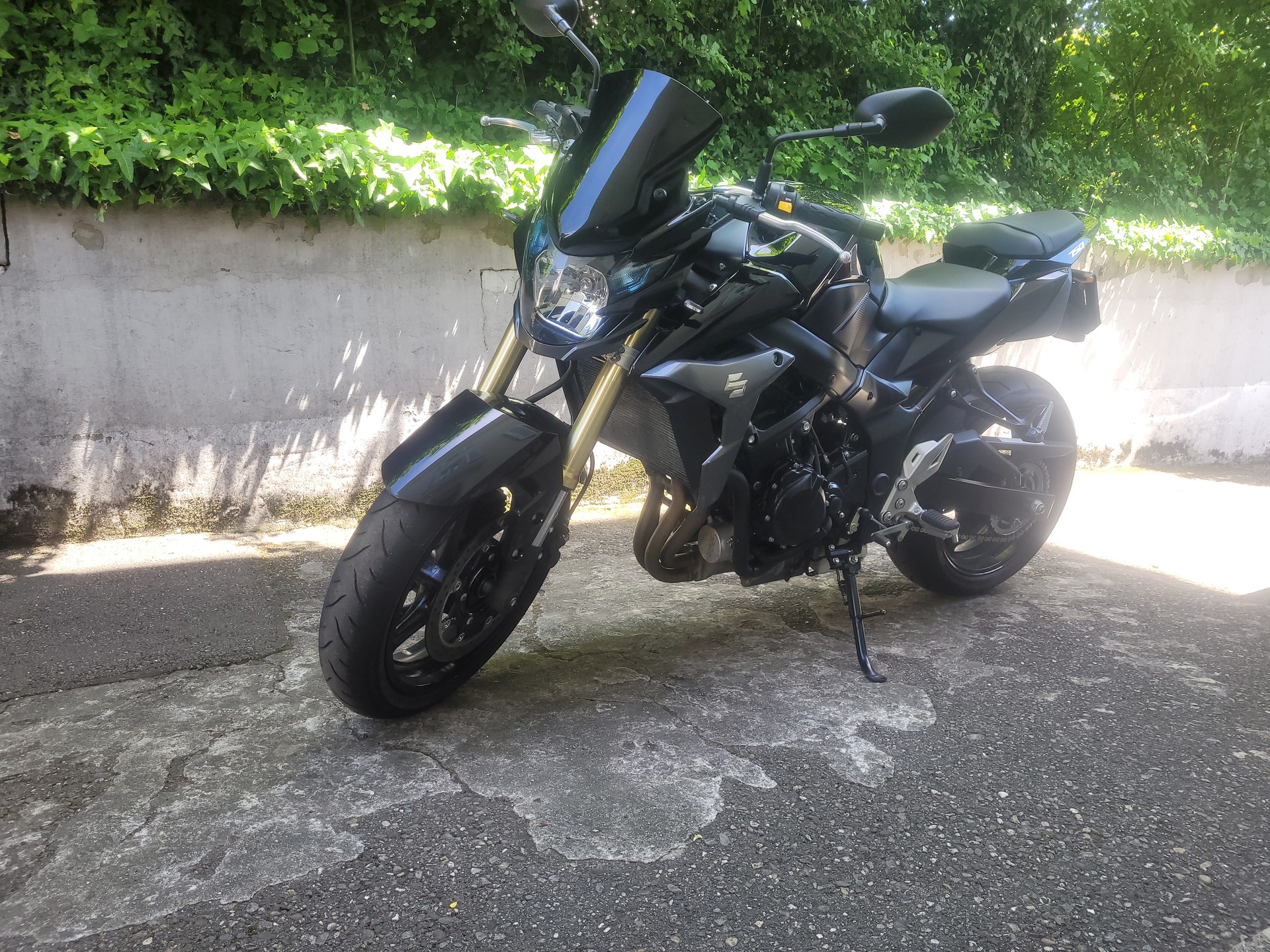 SUZUKI GSR 750