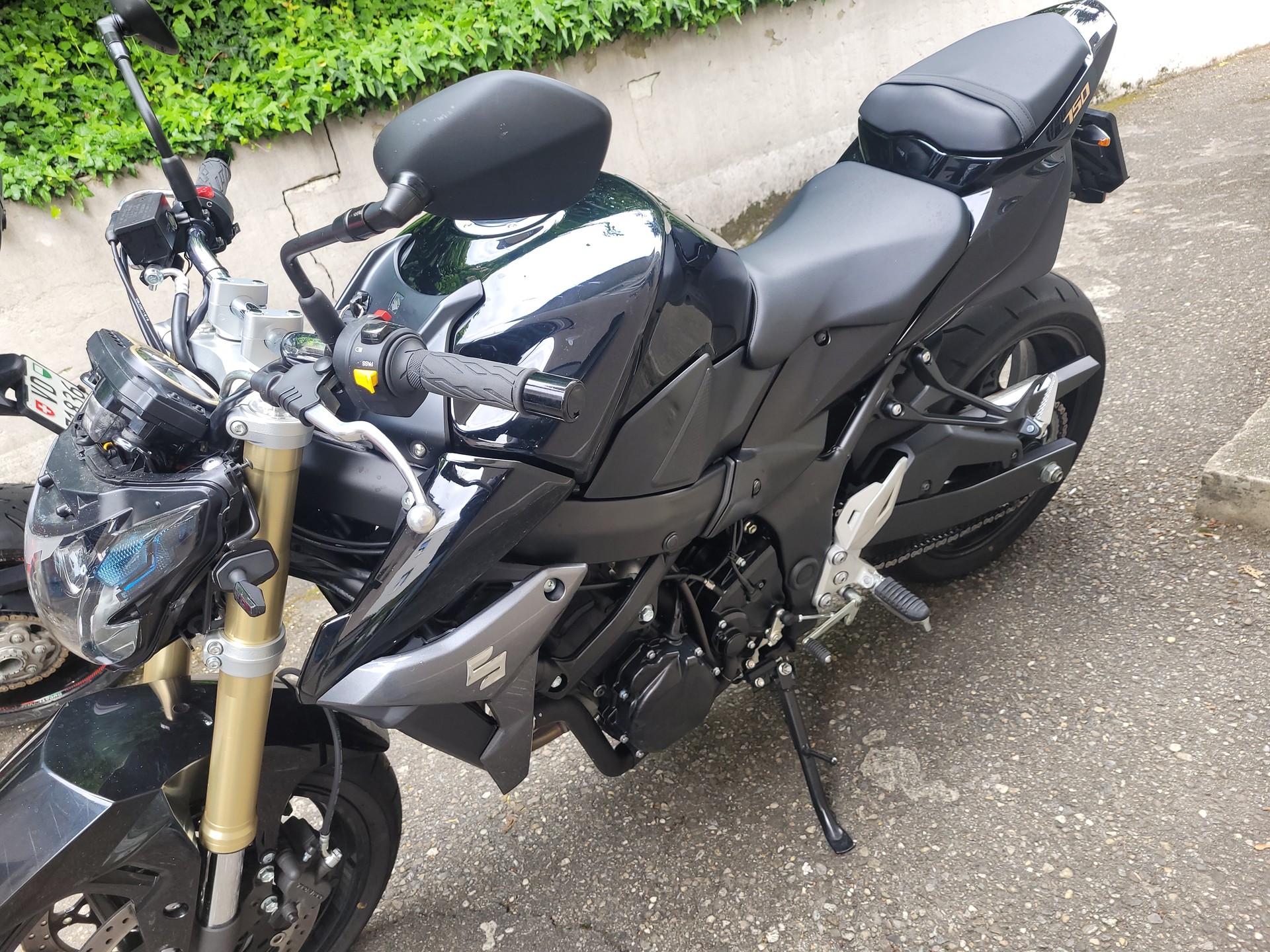 SUZUKI GSR 750-image-2