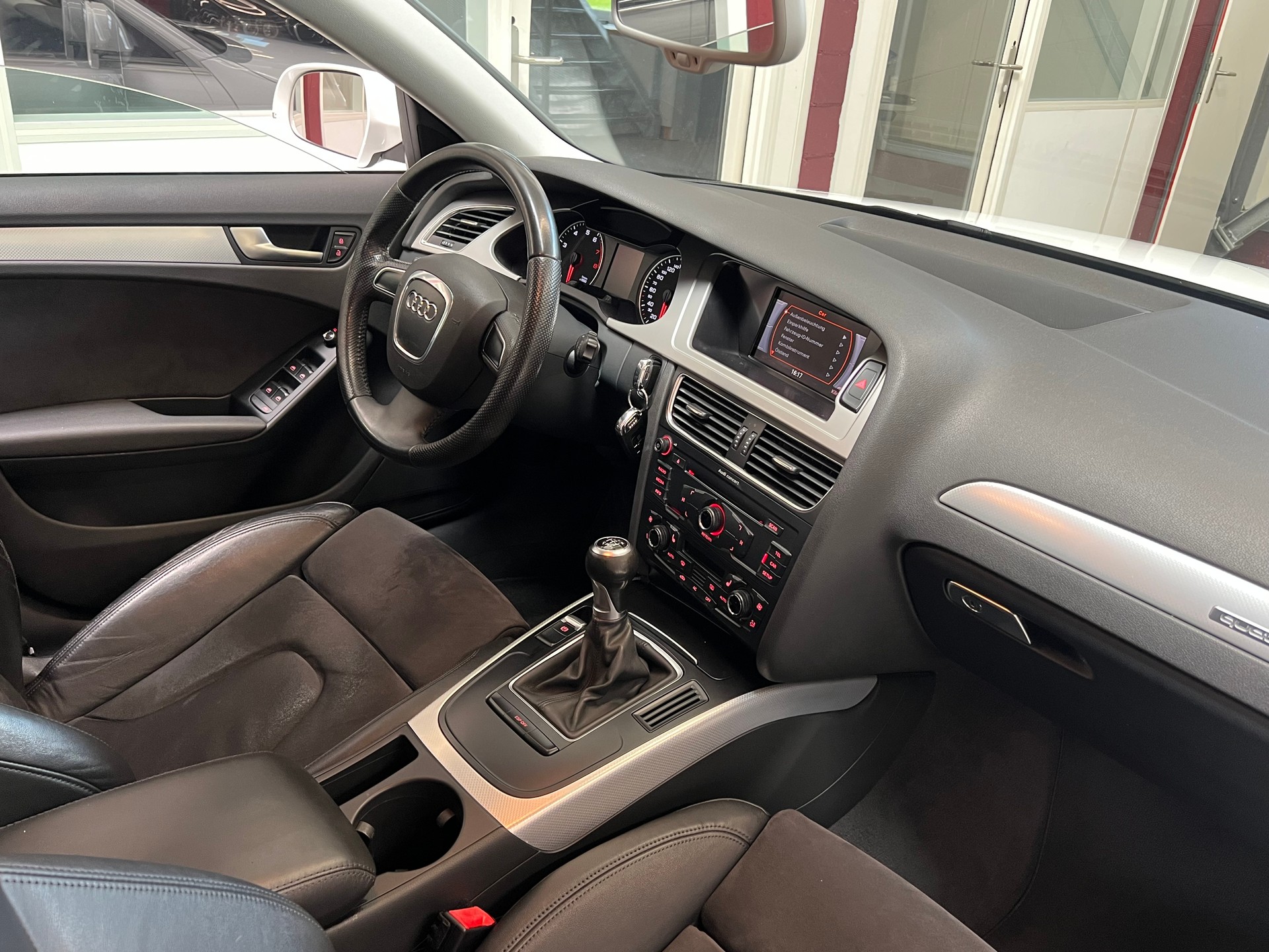 AUDI A4 Avant 1.8 TFSI quattro-image-11