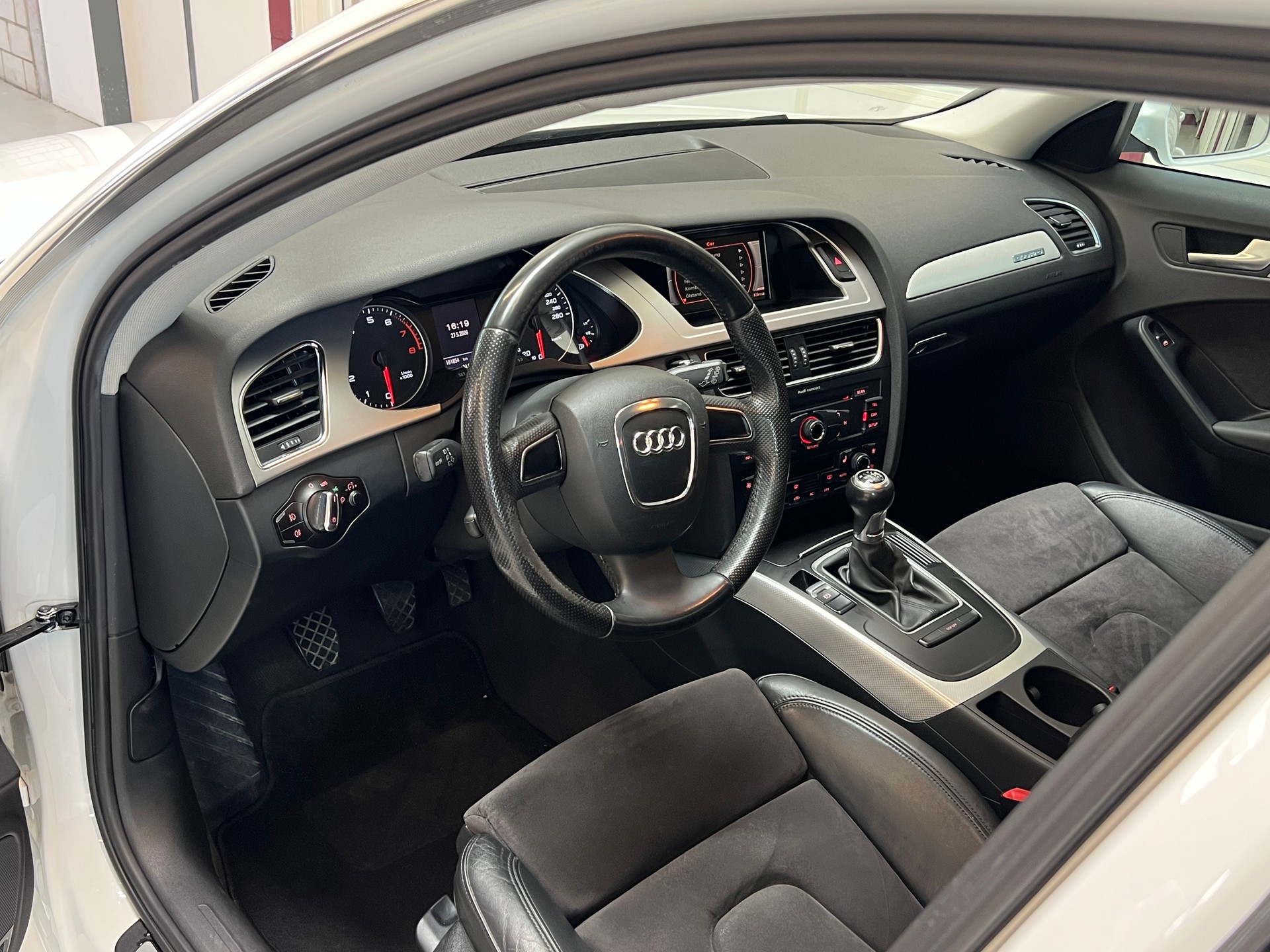 AUDI A4 Avant 1.8 TFSI quattro-image-9