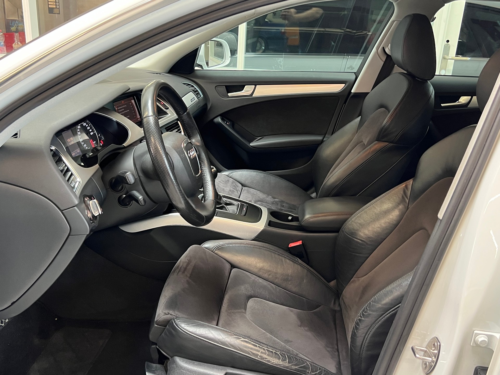 AUDI A4 Avant 1.8 TFSI quattro-image-10