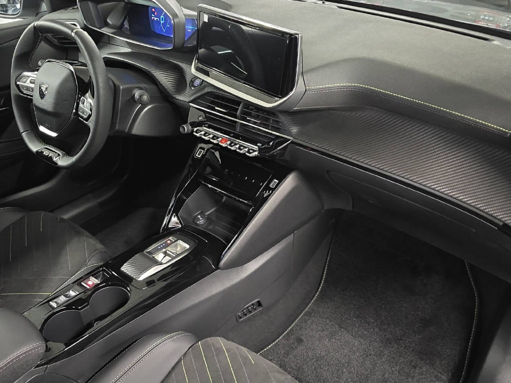 PEUGEOT 208 1.2 Hybrid 145 GT-image-10