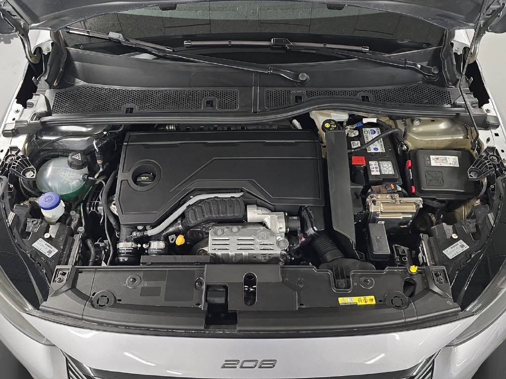 PEUGEOT 208 1.2 Hybrid 145 GT-image-8