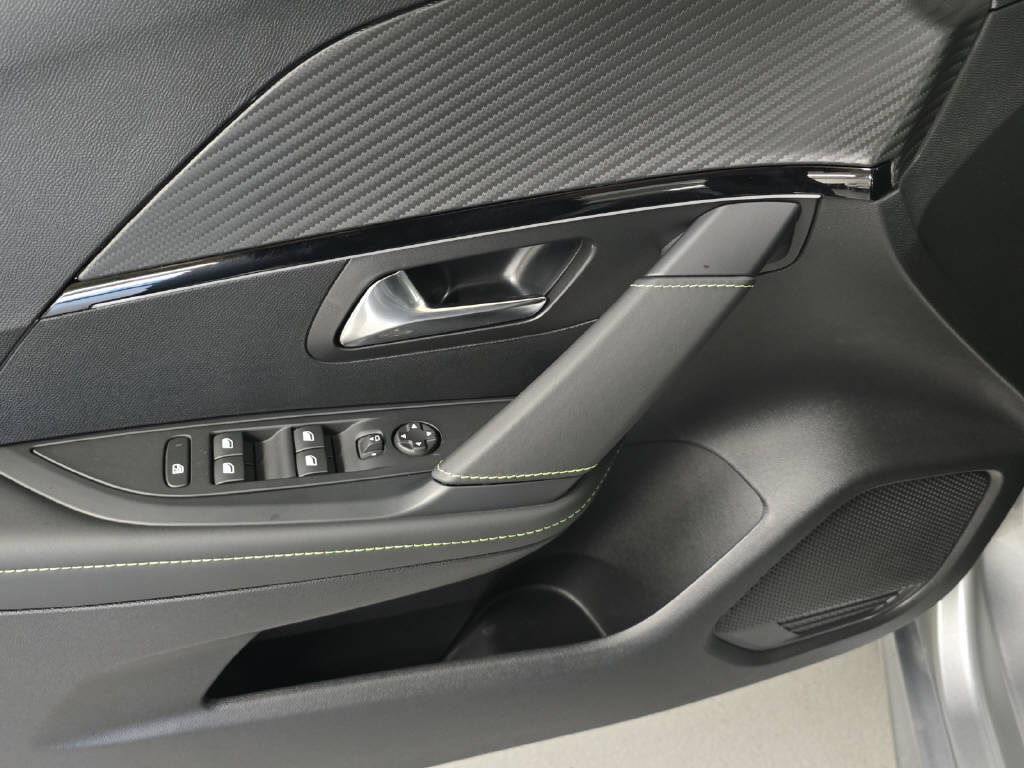 PEUGEOT 208 1.2 Hybrid 145 GT-image-5
