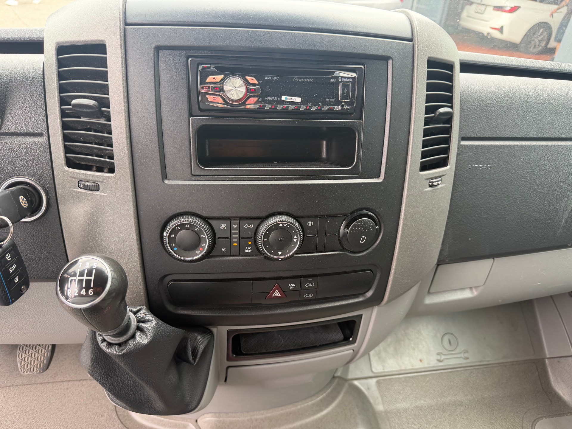 VW Crafter 35 2.0 TDI CR-image-15