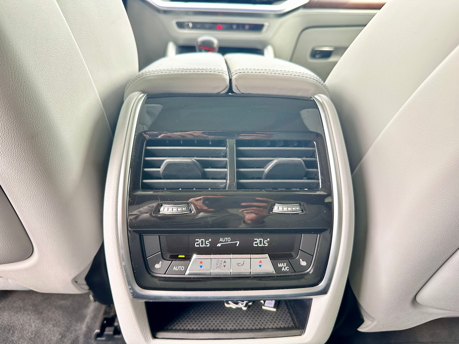 BMW XM xDrive PHEV Steptronic-image-13