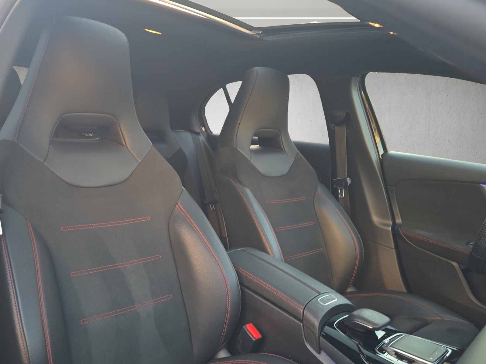 MERCEDES-BENZ A 35 AMG 4Matic Speedshift-image-10