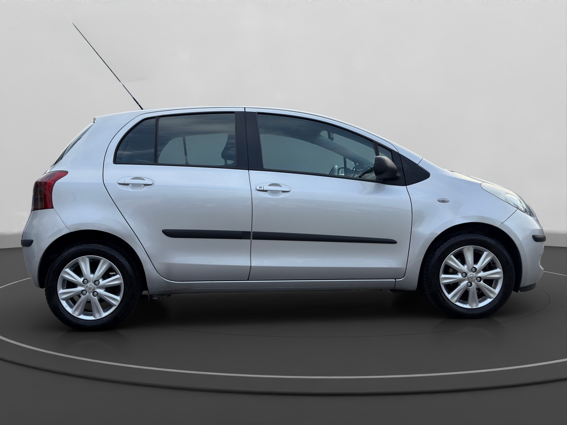 TOYOTA Yaris 1.3 Linea-image-5