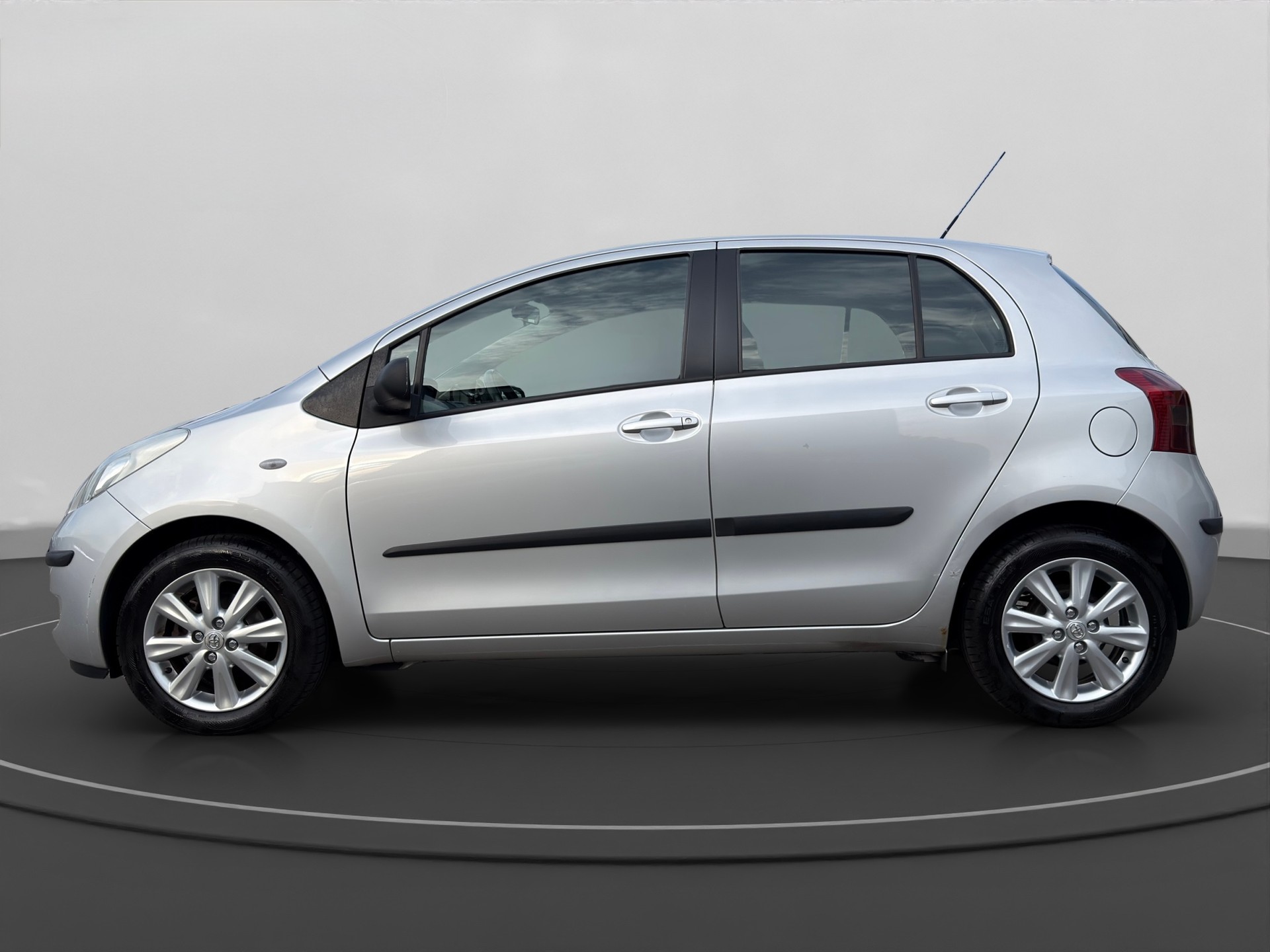 TOYOTA Yaris 1.3 Linea-showroom-element-1