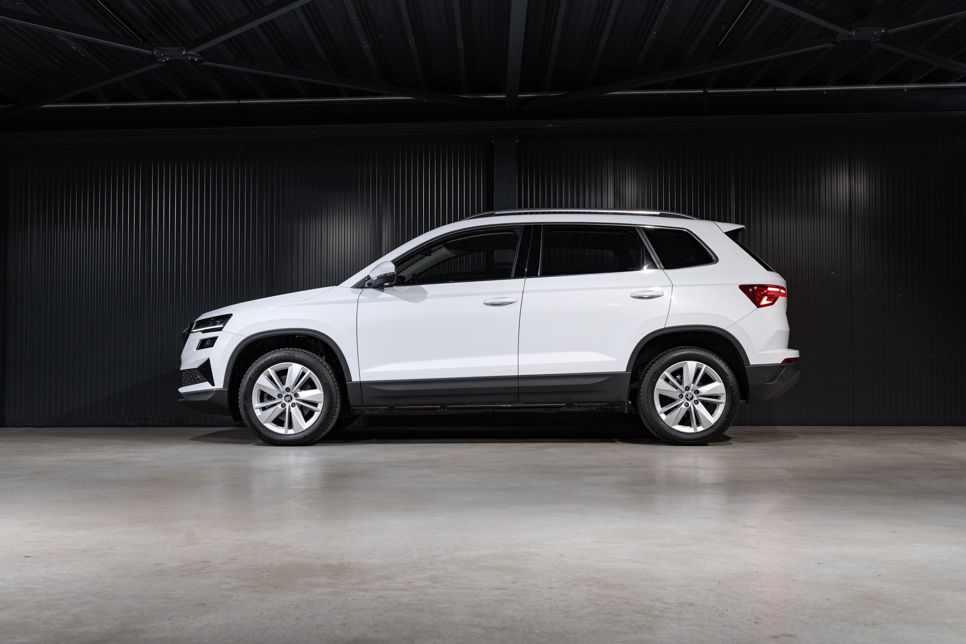 SKODA Karoq 1.5 TSI Top Selection DSG-showroom-element-2