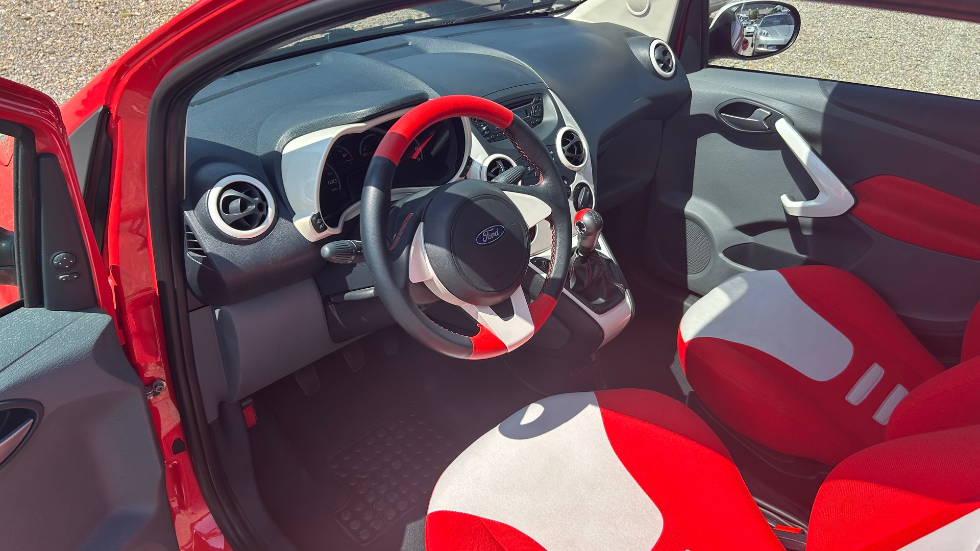 FORD KA 1.25 Titanium-showroom-element-2