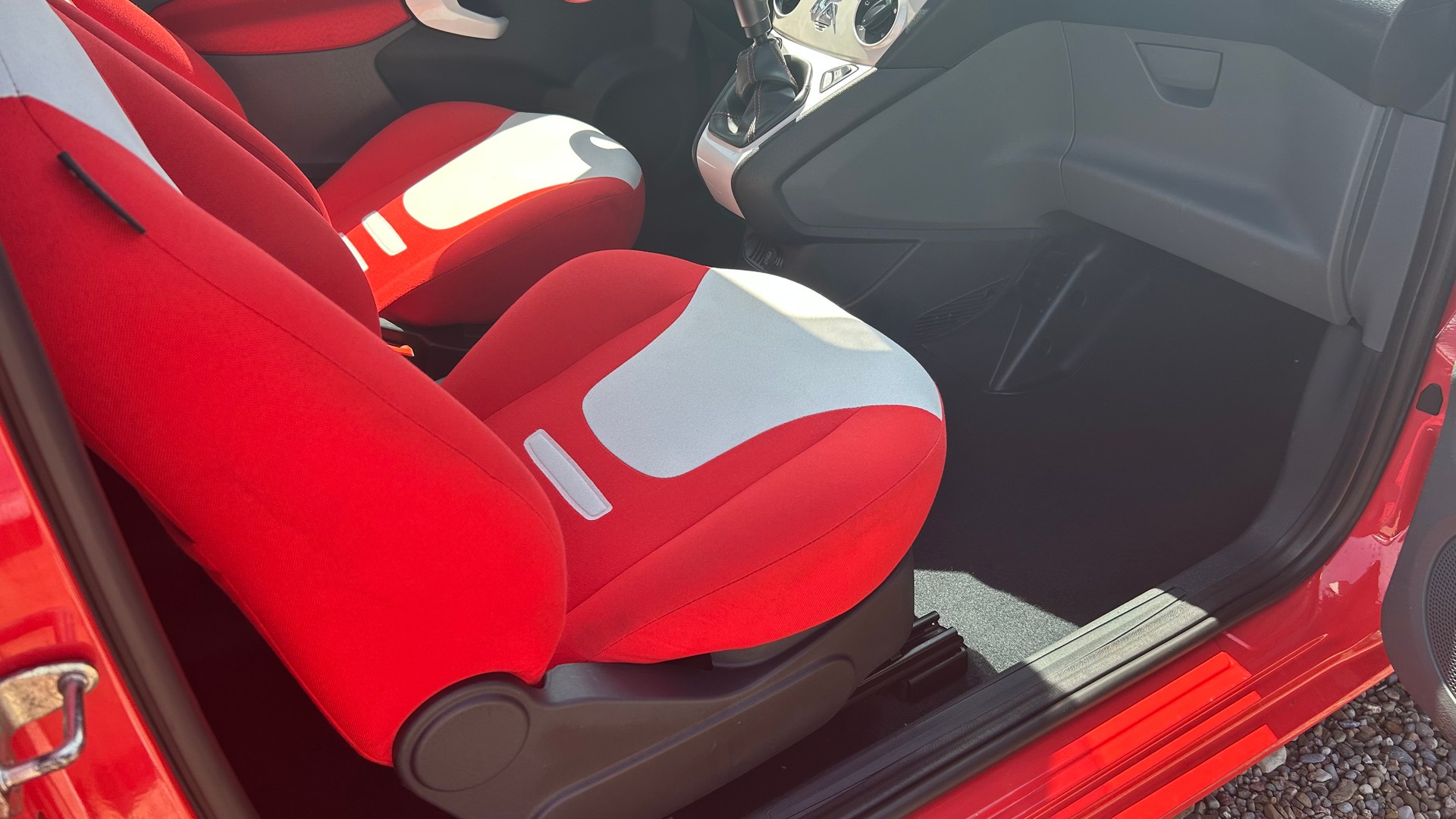 FORD KA 1.25 Titanium-image-11