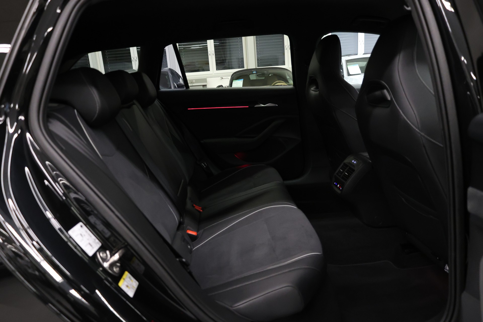 SKODA Superb Combi 2.0 TDI Sportline 4x4 DSG-image-27