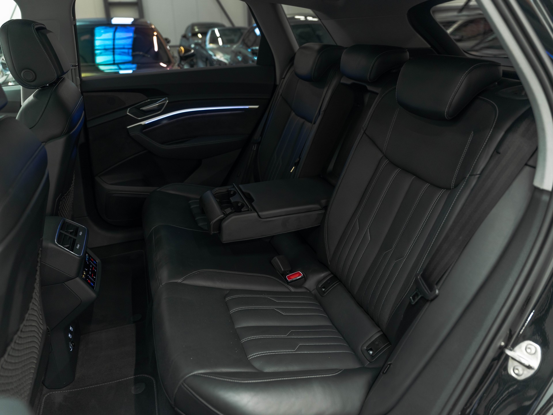 AUDI e-tron 55 Advanced quattro-image-11