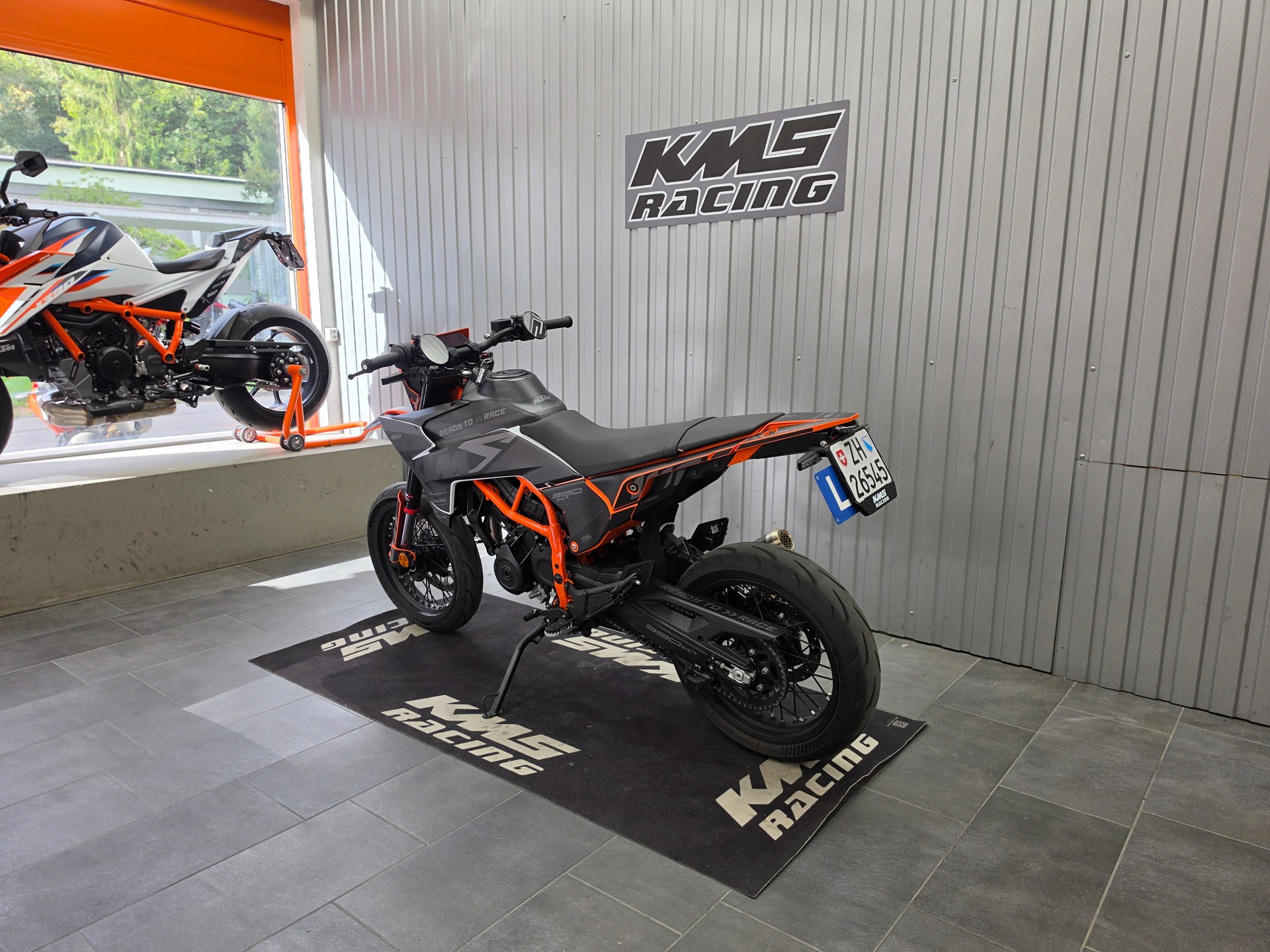 KTM 390 SMC R-showroom-element-2