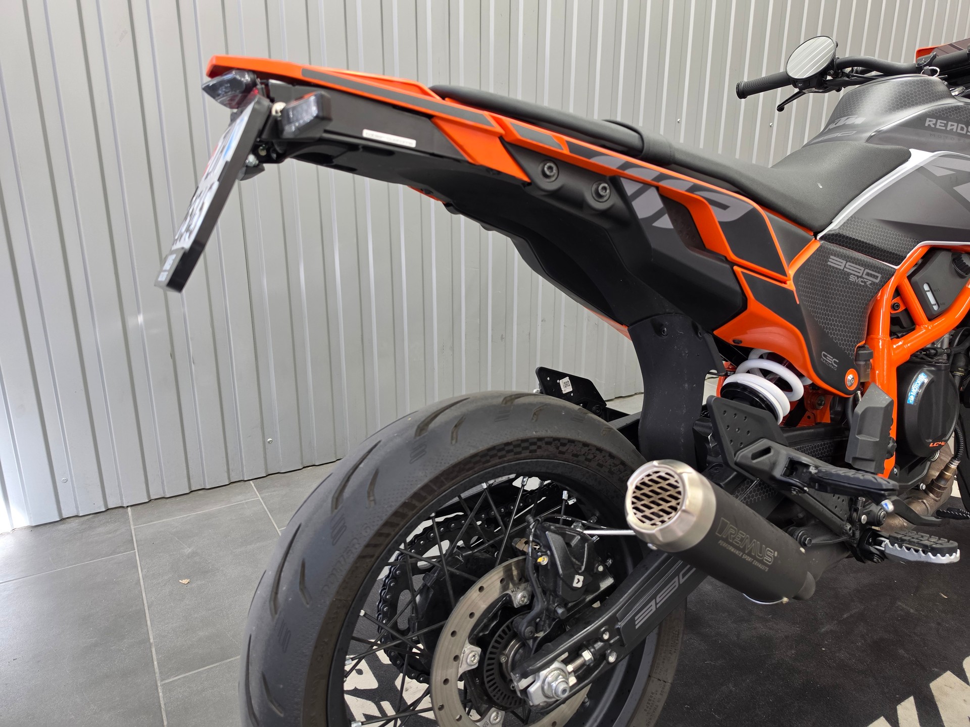 KTM 390 SMC R-showroom-element-3