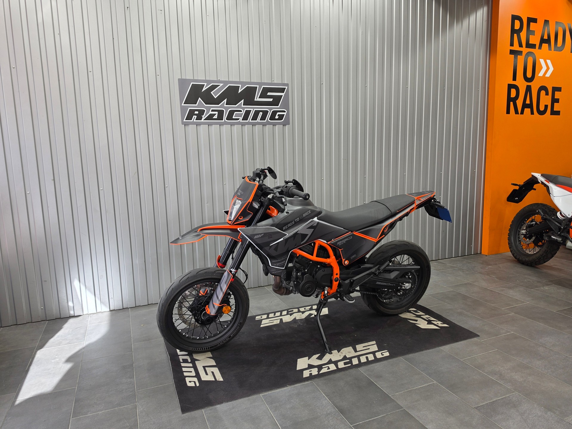 KTM 390 SMC R-showroom-element-1