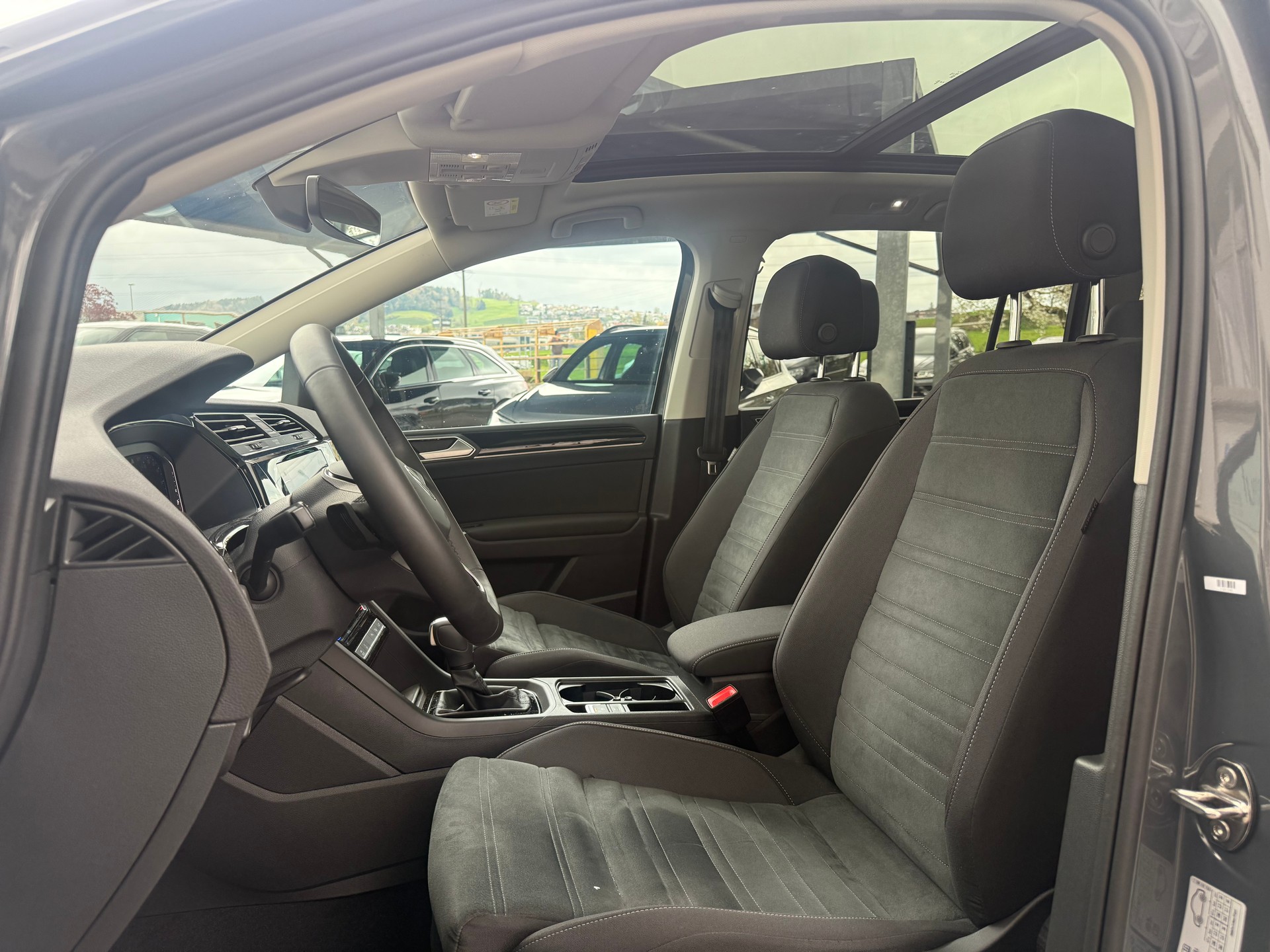 VW Touran 1.5 TSI Highline DSG R-LINE BLACK UND STYL / 48 MONATE WERK GARANTIE-image-5