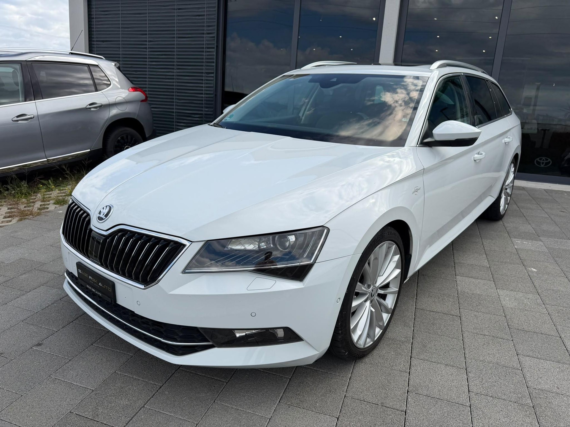 SKODA Superb Combi 2.0 TDI 190 L & K 4x4 DSG (Laurin & Klement)-showroom-element-3