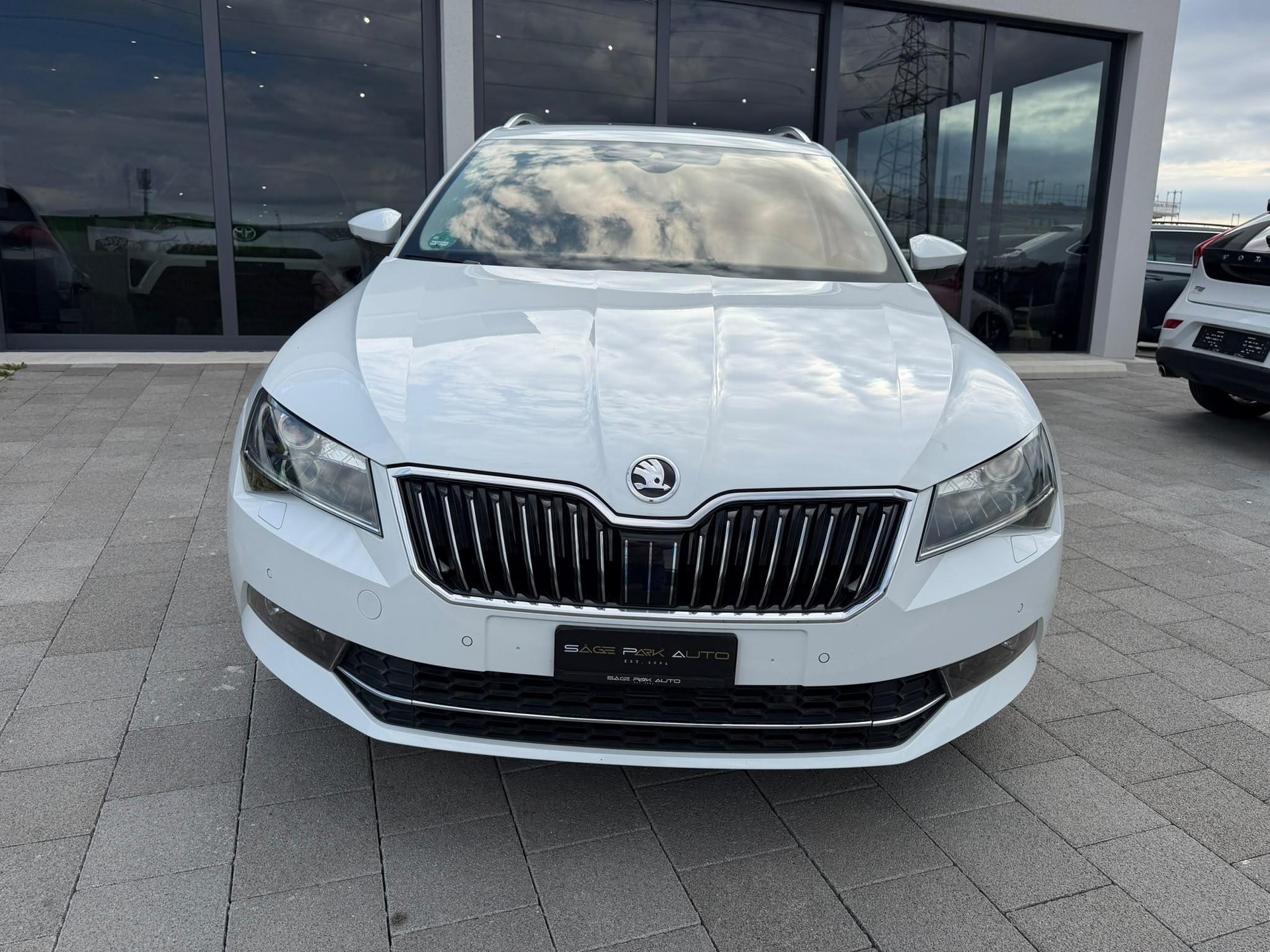 SKODA Superb Combi 2.0 TDI 190 L & K 4x4 DSG (Laurin & Klement)-showroom-element-2