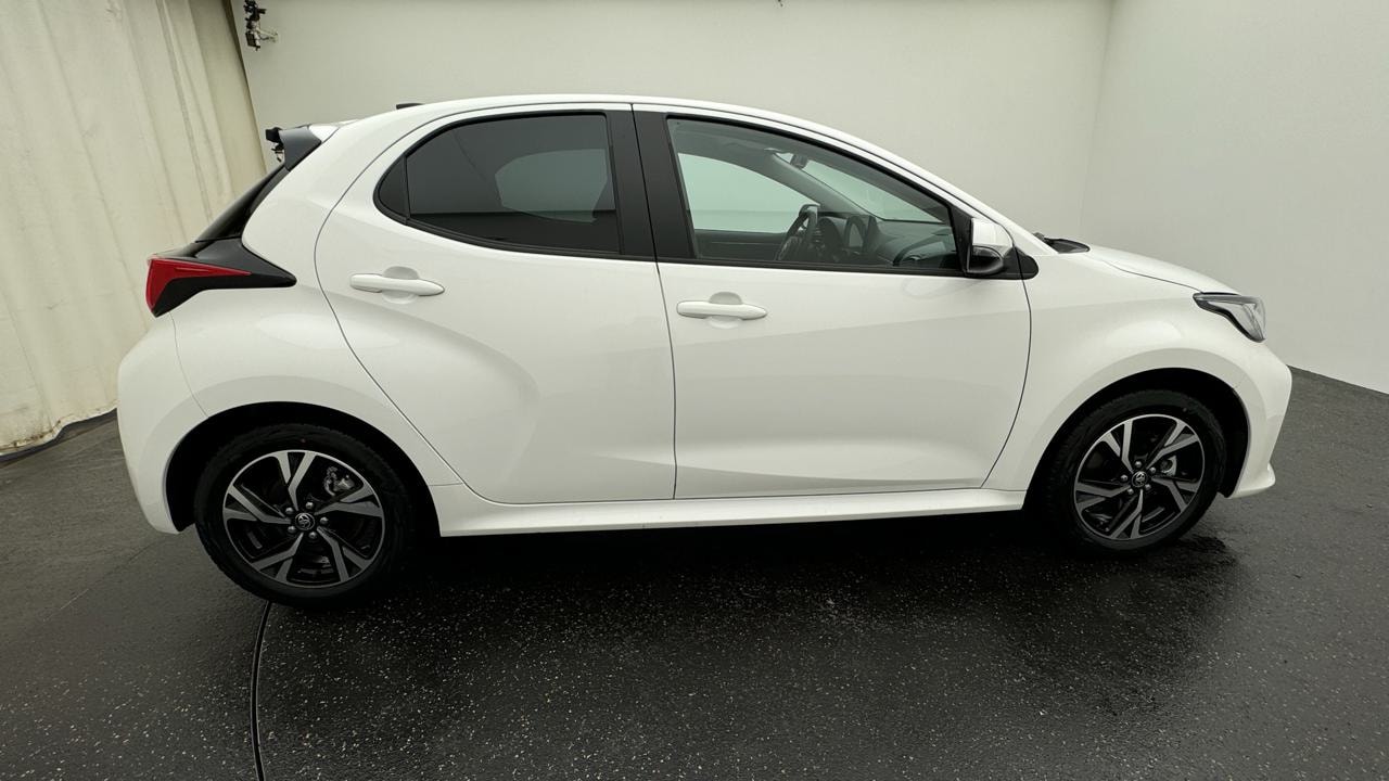TOYOTA Yaris 1.5 Sport e-CVT-showroom-element-1