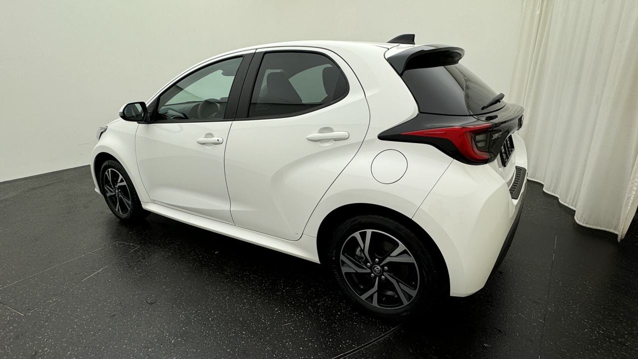 TOYOTA Yaris 1.5 Sport e-CVT-showroom-element-3