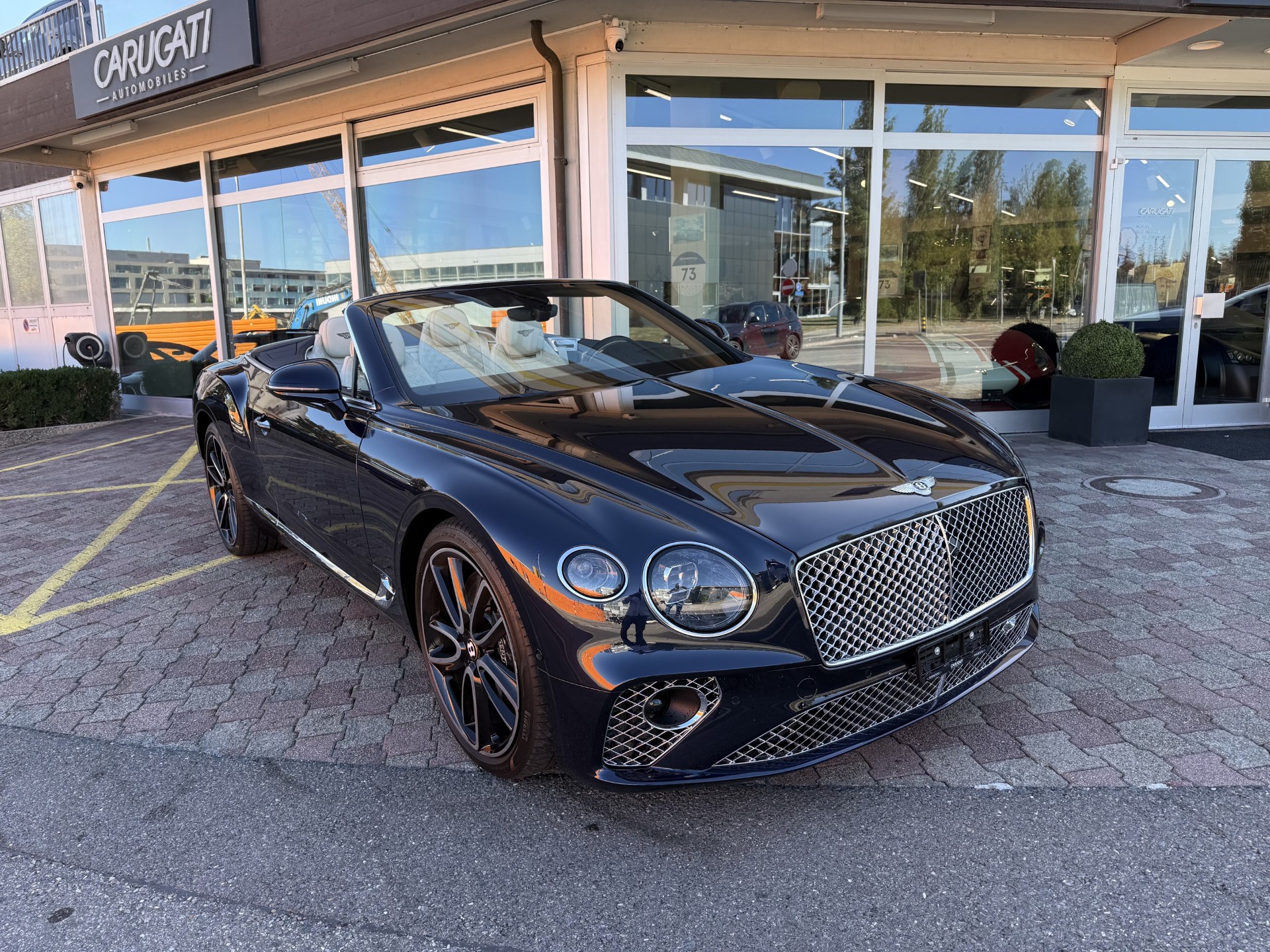BENTLEY Continental GTC 6.0 W12-showroom-element-2