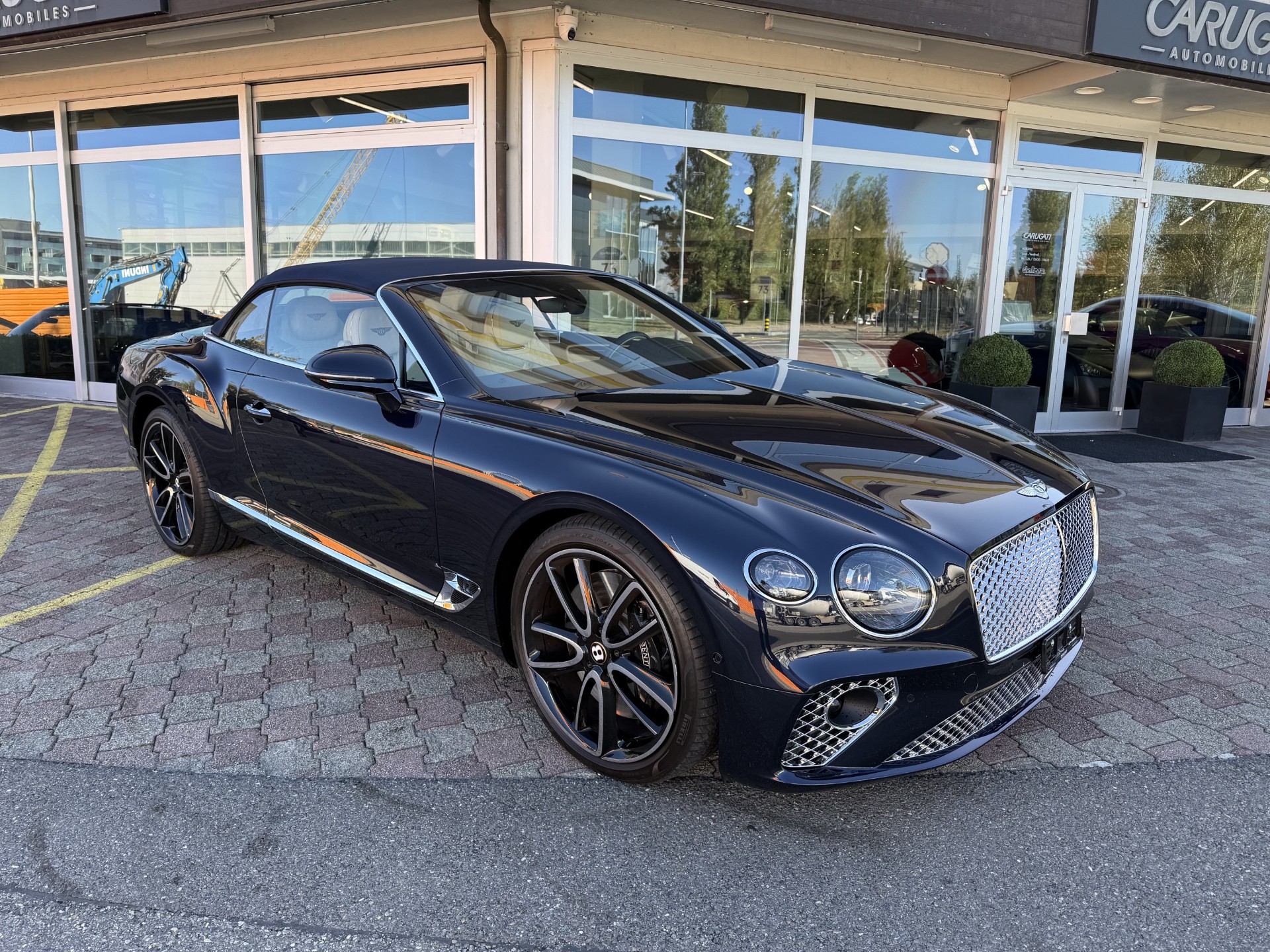 BENTLEY Continental GTC 6.0 W12-showroom-element-1