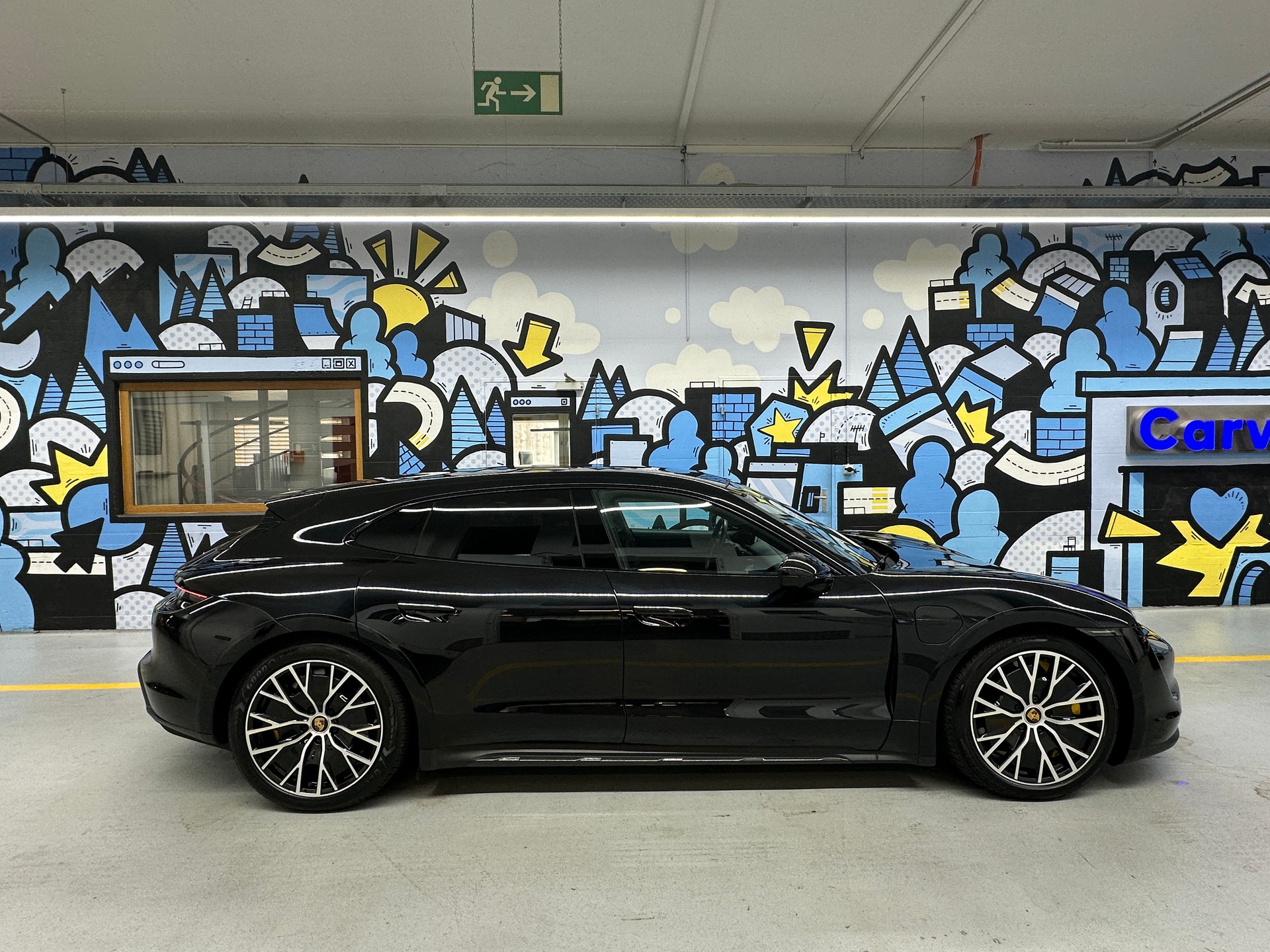 PORSCHE Taycan Turbo S Cross Turismo-showroom-element-2